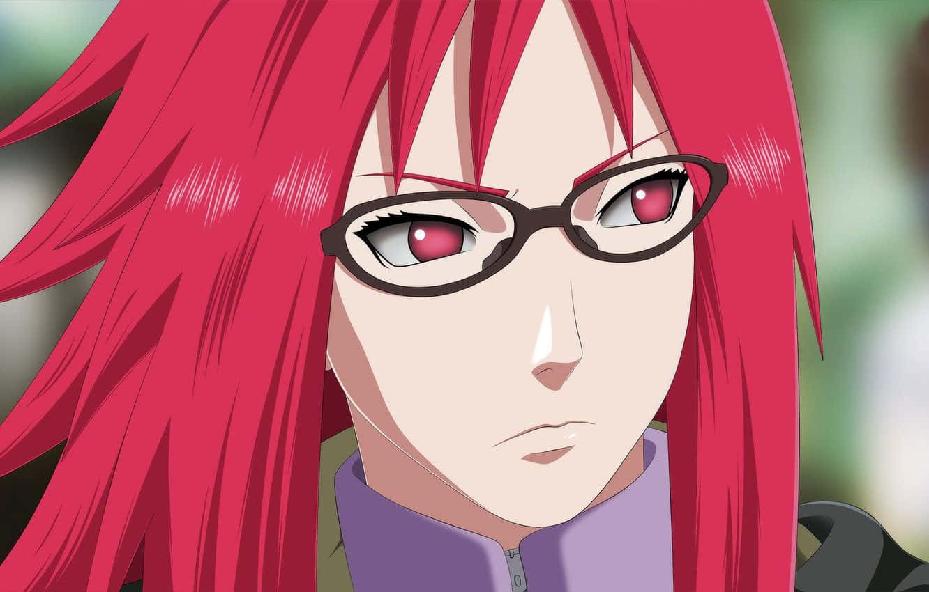 Karin Uzumaki 桌布 壁紙 — 動漫角色特寫，擁有鮮豔的紅髮和眼鏡，用匹配的紅色眼睛專注地凝視。