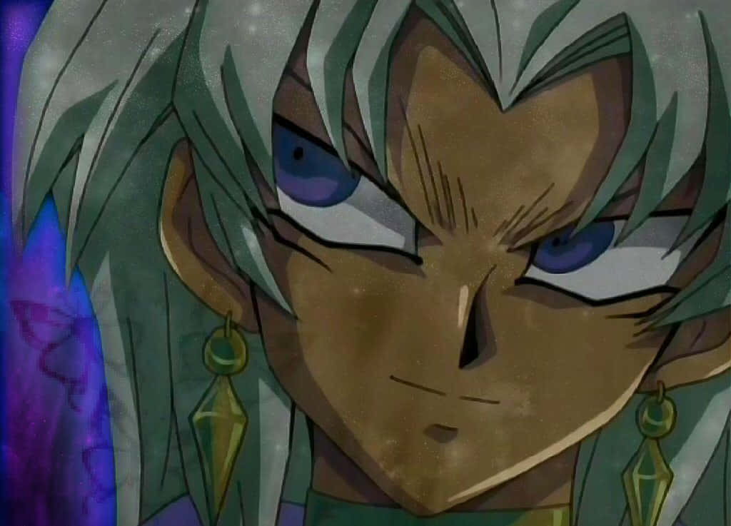 Marik Ishtar 桌布 壁紙 — 動漫角色特寫，銀色頭髮、強烈藍色眼睛，戴著金色耳環，背景為宇宙紫色。