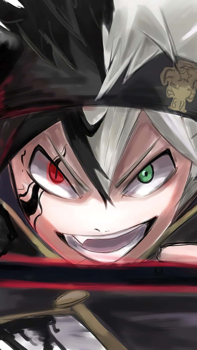 Demon Slayer Half-demon 桌布 壁紙 — 動漫角色特寫，雙眼一紅一綠，戴黑色帽子，咧嘴大笑。