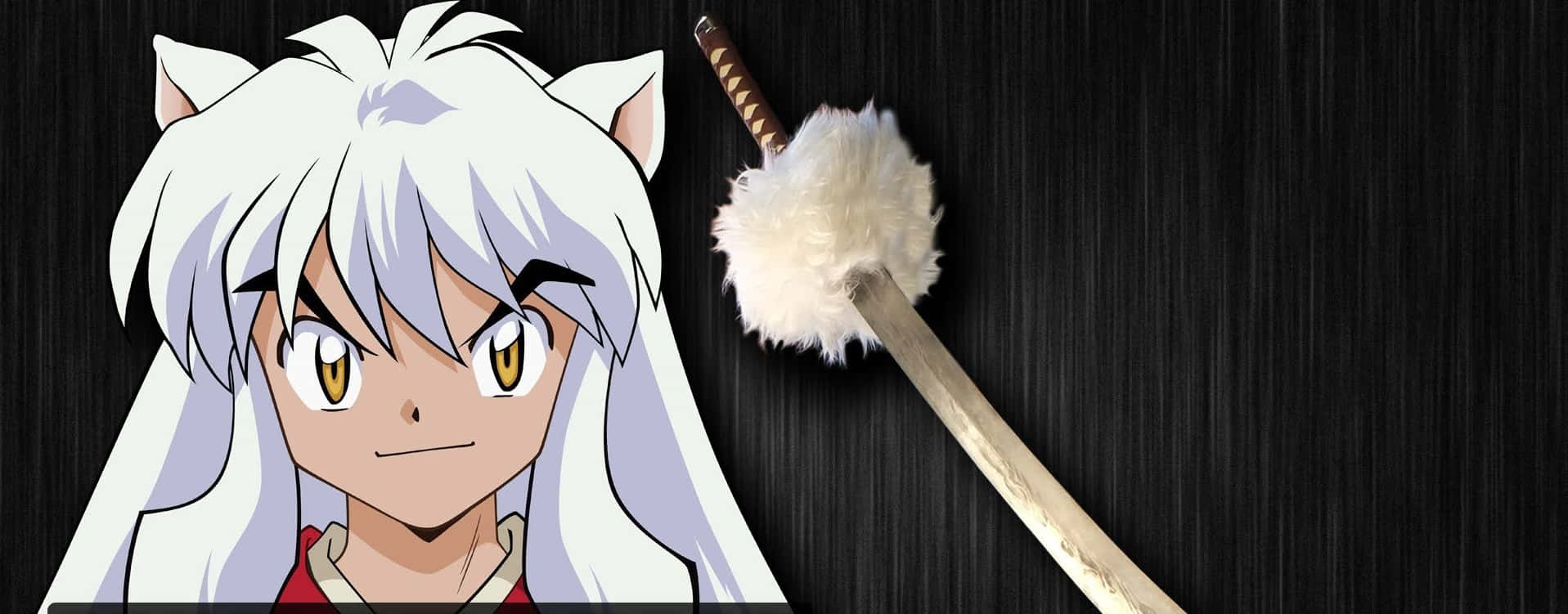 Inuyasha And Tessaiga 桌布 壁紙 — 動漫角色犬夜叉，白色頭髮和狗耳朵，在深色木質背景前拿著一把毛茸茸尖端的劍。