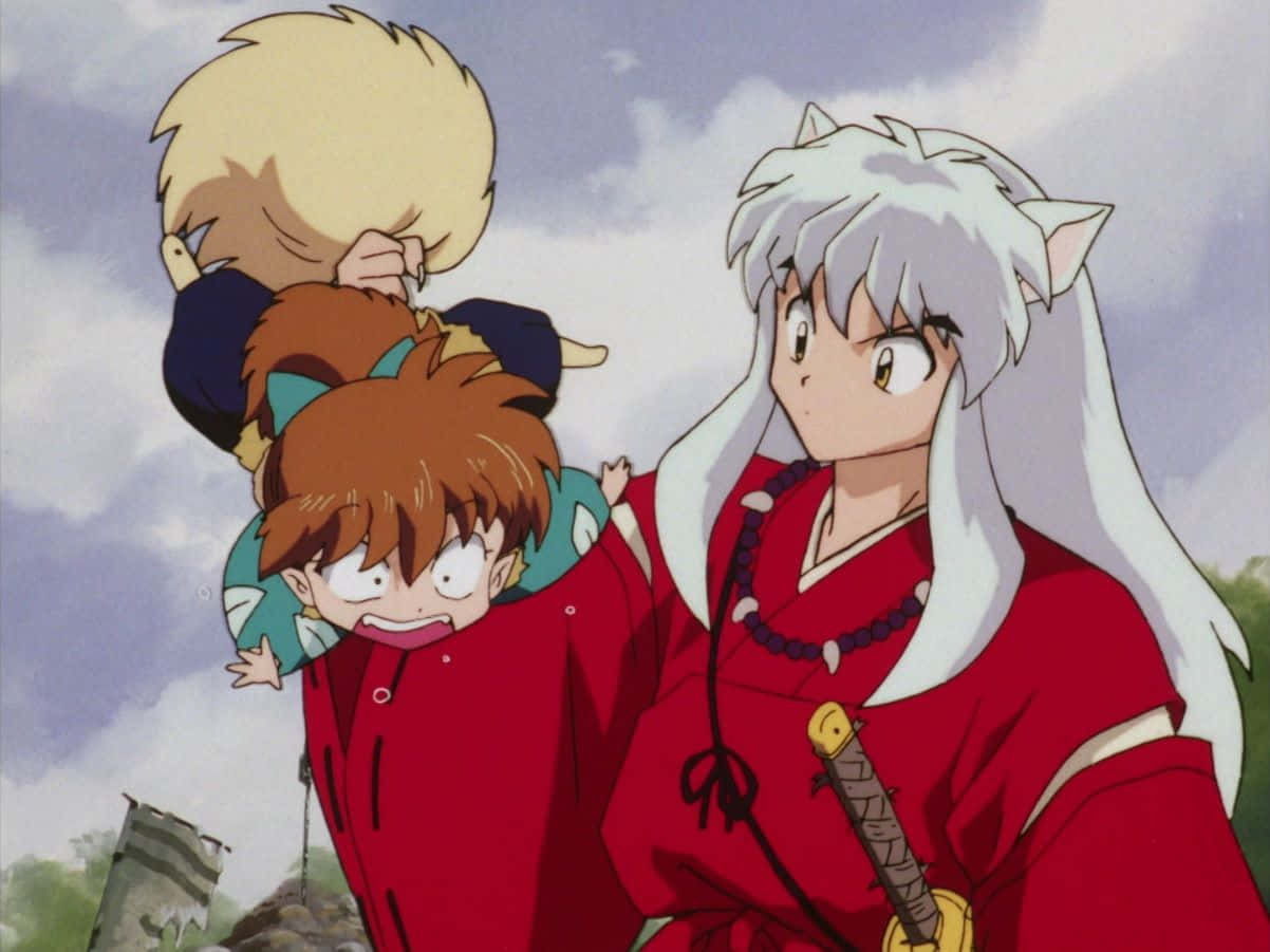 Inuyasha And Shippo 桌布 壁紙 — 動漫角色犬夜叉和他的朋友們穿著紅色服裝，站在戶外多雲的天空下，背景是城堡廢墟。