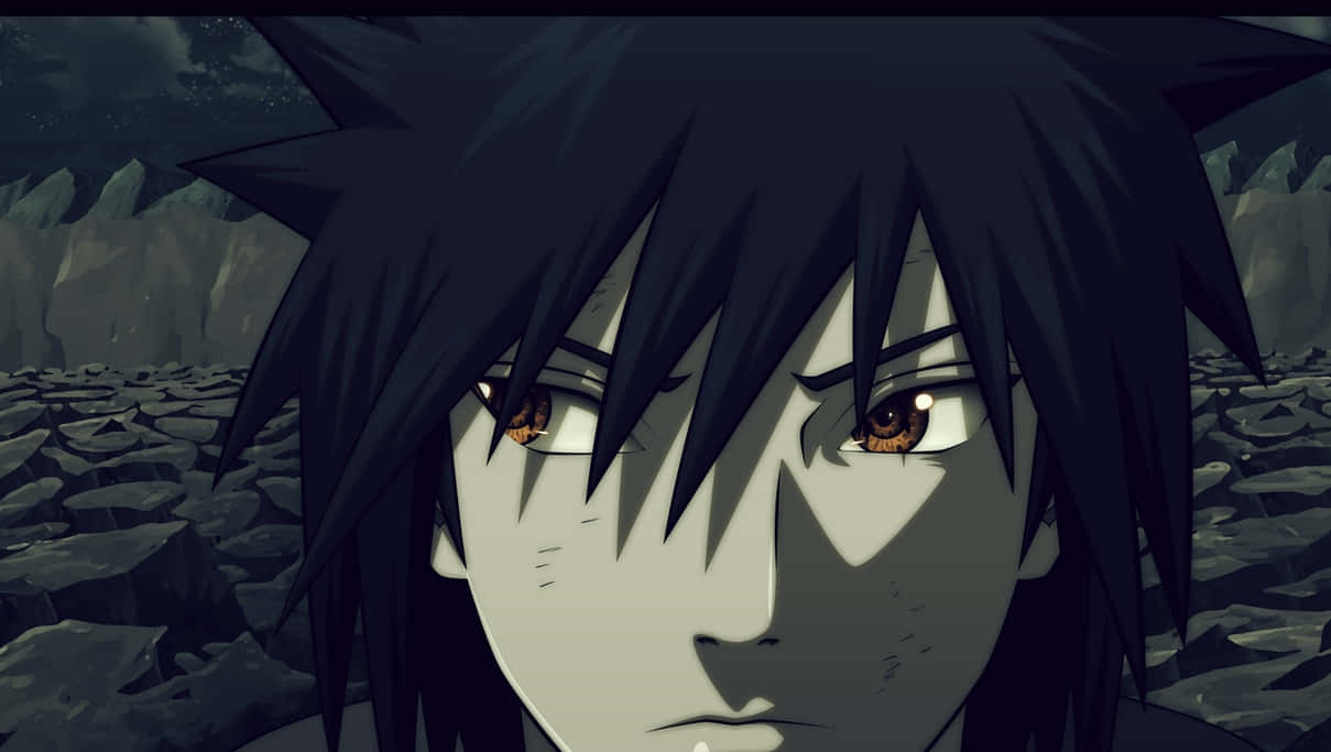 Izuna Uchiha 桌布 壁紙 — 動漫角色的特寫，擁有尖刺黑髮和強烈的琥珀色眼睛，在岩石懸崖背景下直視前方。