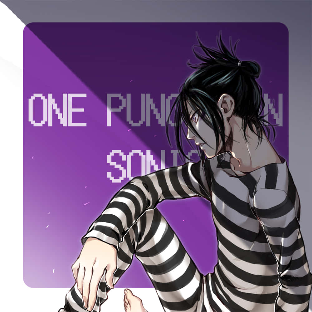 One Punch Man Sonic 桌布 壁紙 — 動漫角色穿著黑白條紋服裝，坐在帶有像素化文字的紫色漸變背景前。