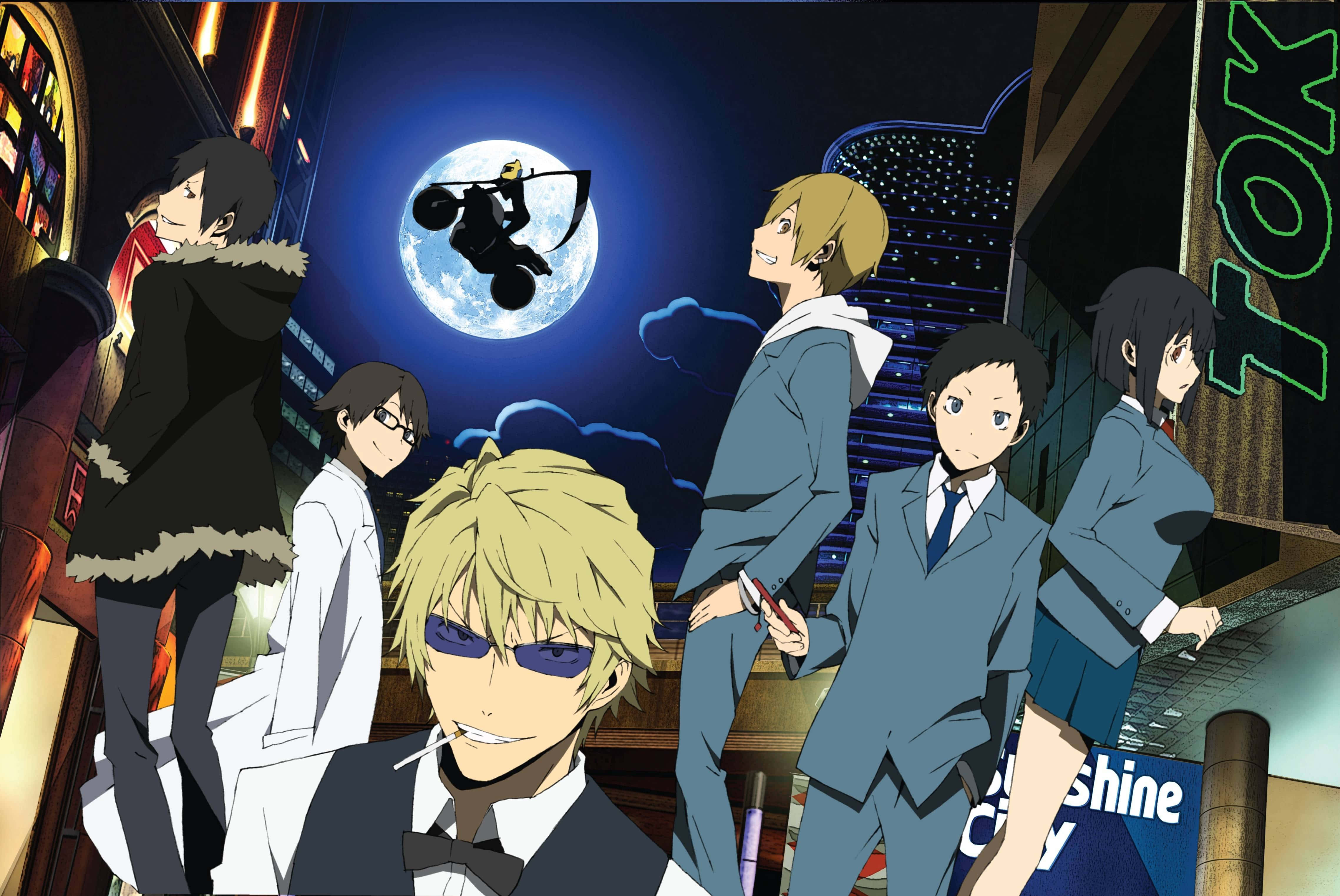 durarara 桌布 壁紙 — 動漫角色站在霓虹燈照亮的東京街道上，夜晚滿月之下，上方有電單車手的剪影。