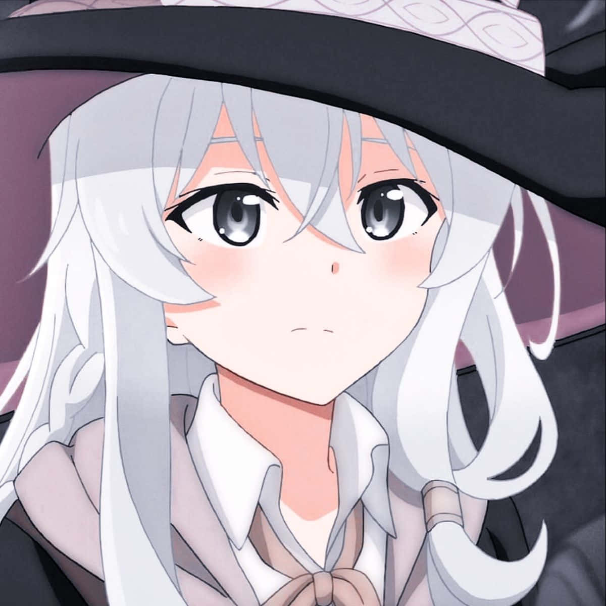銀髮黑帽的動漫少女以柔和表情向前望。