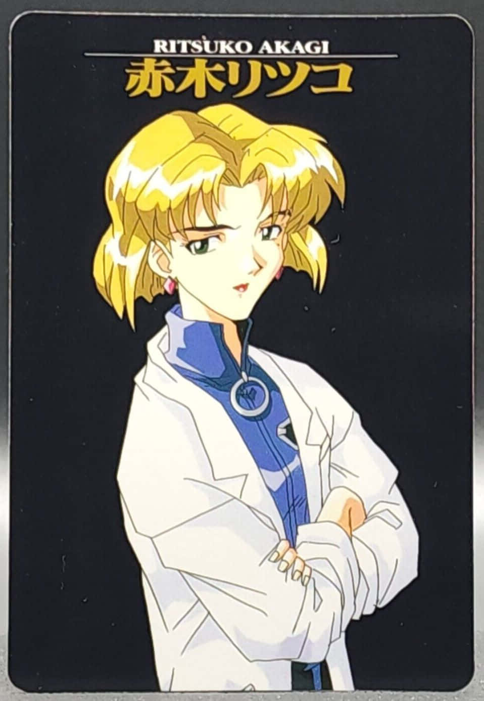 Ritsuko Akagi 桌布 壁紙 — 動漫角色赤木律子自信地交叉雙臂，身穿白色實驗袍，站在深色背景前。