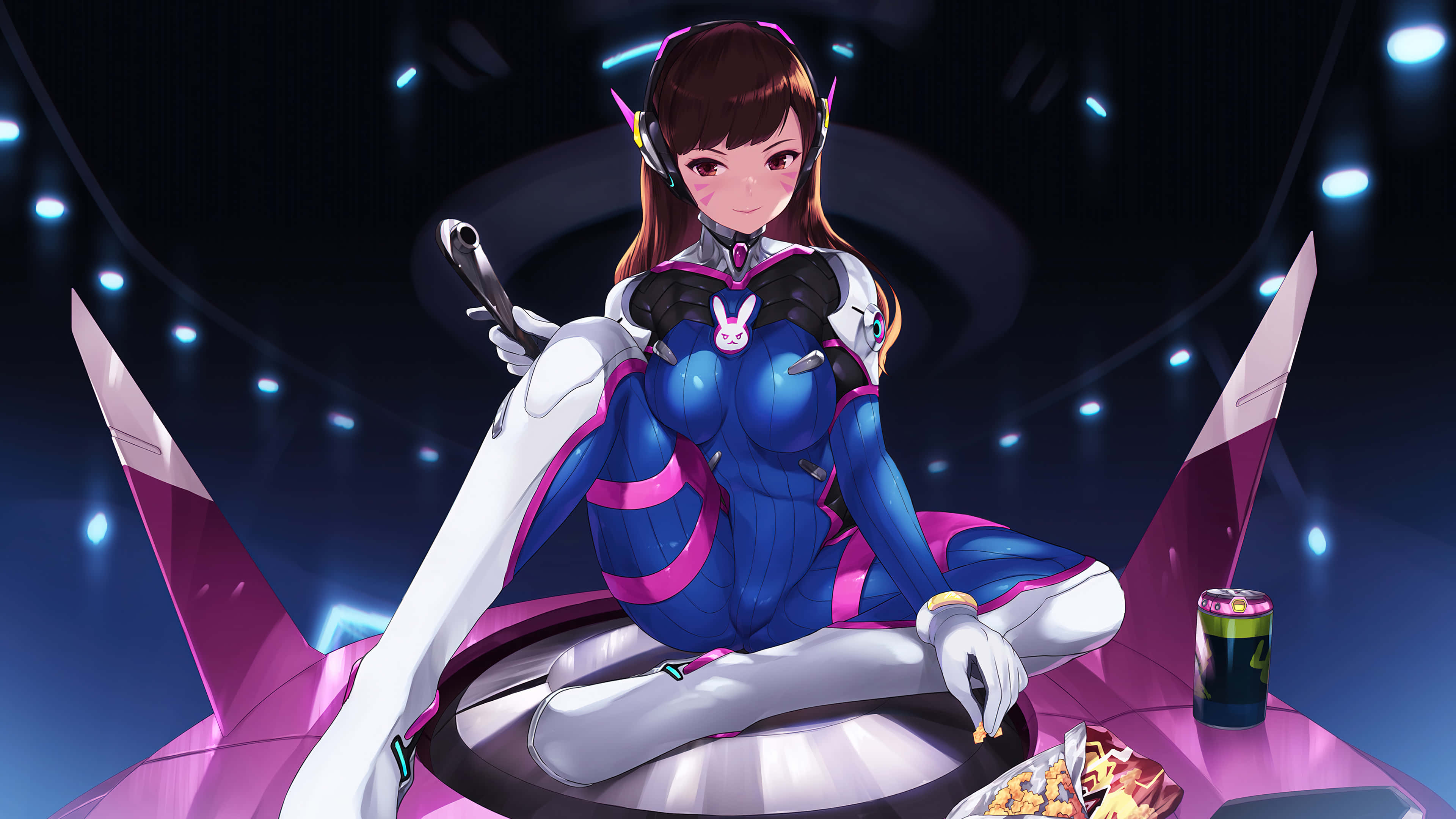 Overwatch Heroes 桌布 壁紙 — 動漫角色身穿藍色和粉紅色西裝，在燈光昏暗的競技場中，放鬆地坐在未來風格的粉紅色王座上，旁邊有零食和飲料。