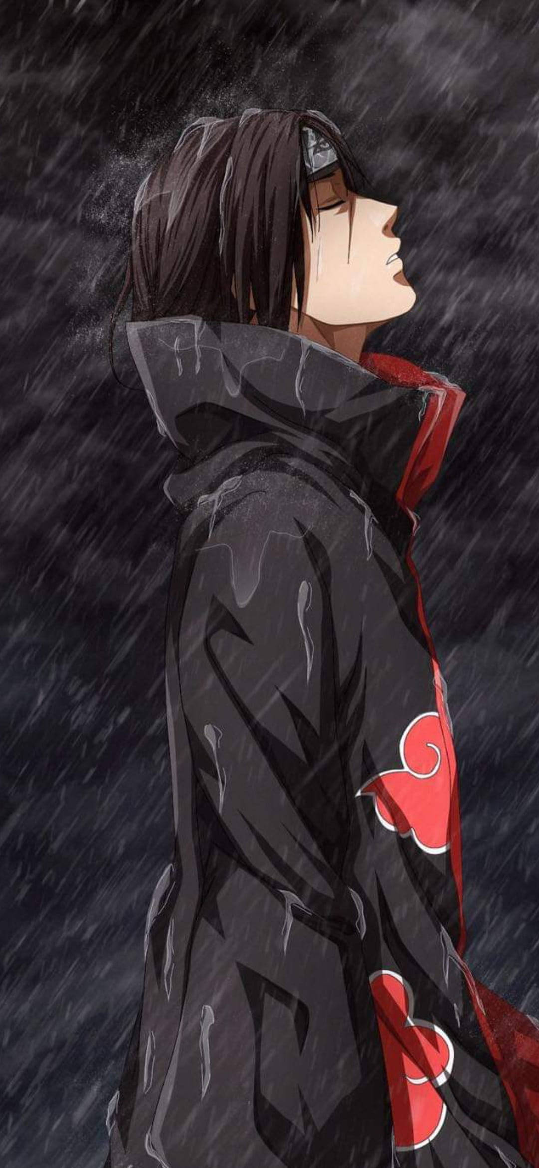 akatsuki itachi 桌布 壁紙 — 動漫角色身穿黑色雨衣，上有紅色雲朵標誌，在傾盆大雨中閉著眼睛，頭部向上傾斜。