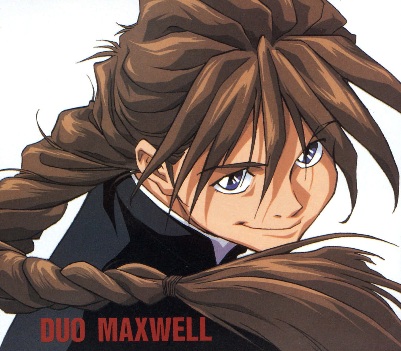Duo Maxwell 桌布 壁紙 — 動漫角色迪奧·麥斯威爾，棕色辮子藍眼睛，在白色背景上自信微笑。