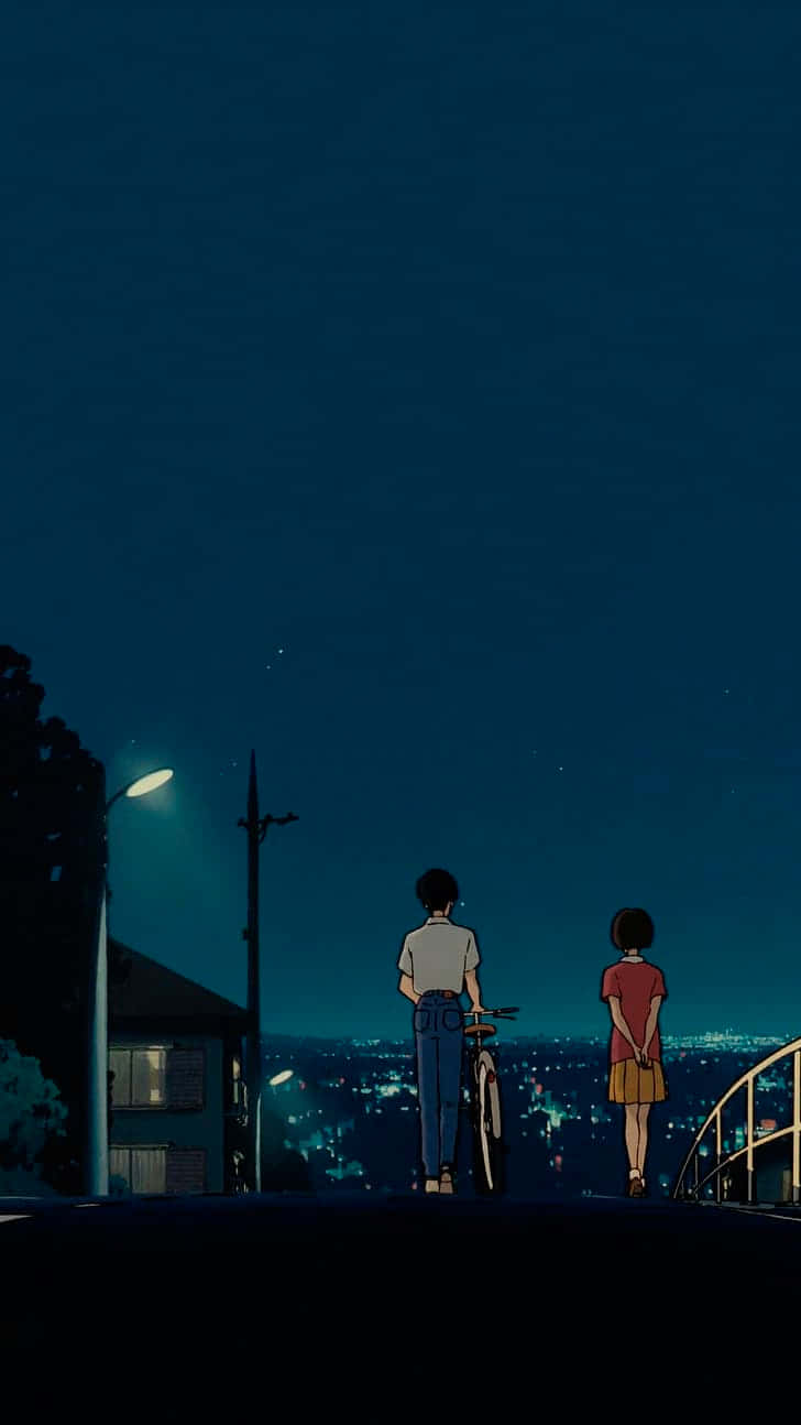 兩個人帶著一輛自行車，凝視著星空下夜晚燈火通明的城市。