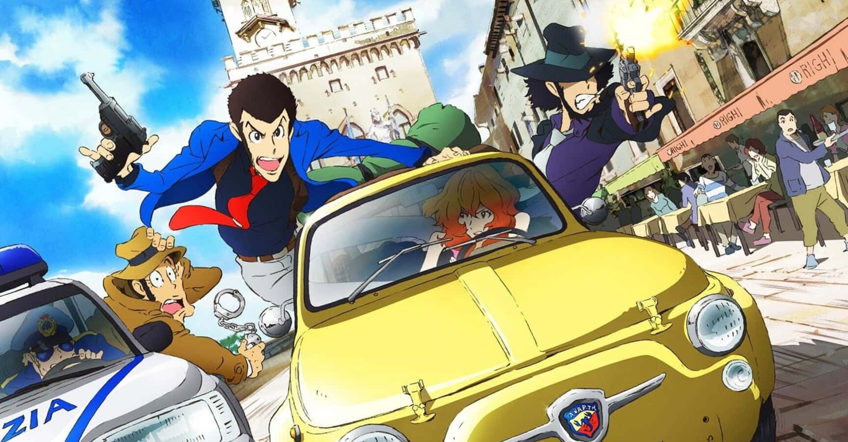 Lupin Iii The Castle Of Cagliostro 桌布 壁紙 — 動漫角色駕駛黃色汽車在歐洲小鎮追逐，警車在後追趕，天空湛藍。