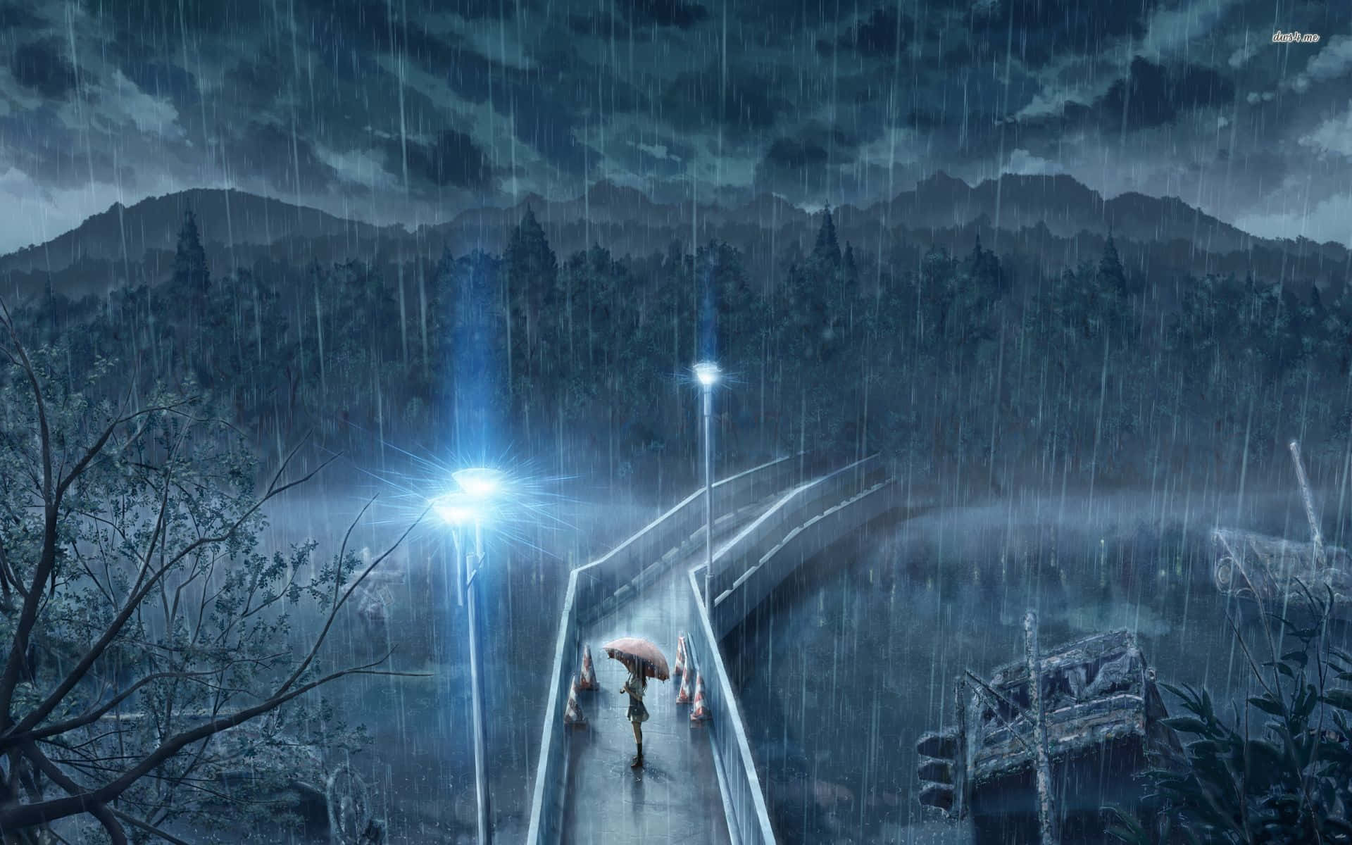 動漫雨 Shower 洗去一天煩惱 壁紙 — 一個孤獨的身影撐著傘，在閃爍的路燈下沿著被雨水打濕的橋樑行走，黑暗的暴風雲籠罩著霧氣瀰漫的山脈。