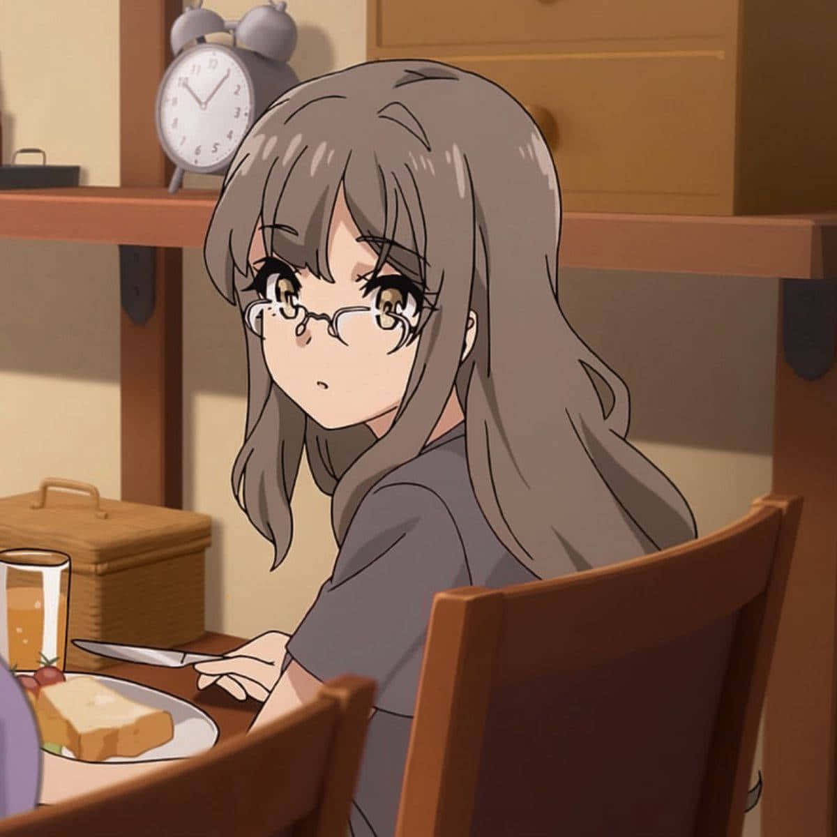 動漫頭像：吃早餐的宅系里奧·風葉 壁紙 — 一位戴眼鏡的年輕動漫女孩坐在木製餐桌上，在舒適溫暖的房間裡吃早餐。