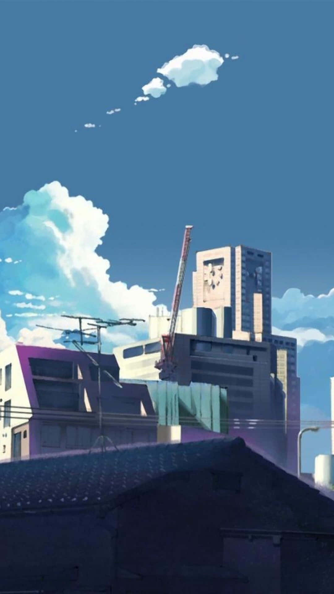動漫風格《5厘米每秒》建築屋頂 壁紙 — 動漫風格的城市景觀，現代建築和起重機在明亮的藍天和蓬鬆的白雲下。