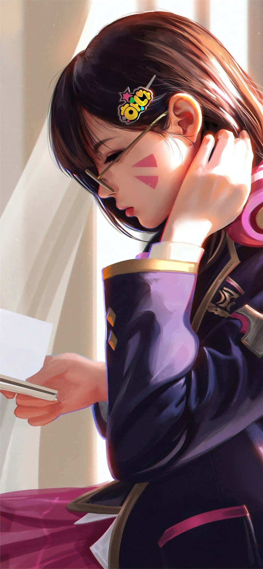 戴眼鏡和髮夾的動漫女孩在陽光下手持電話
