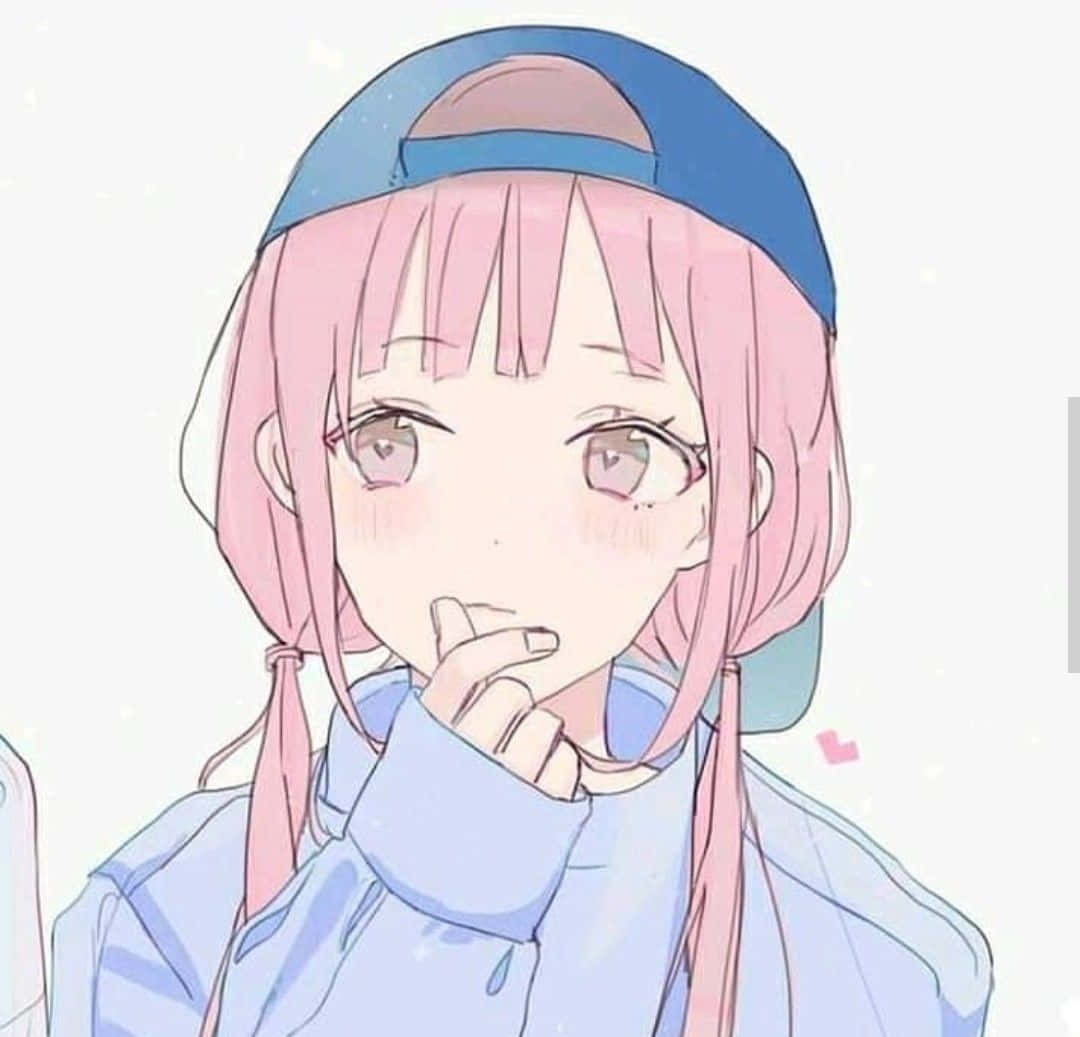 動漫女孩，粉紅色頭髮，藍色帽子，若有所思地咬著手指。