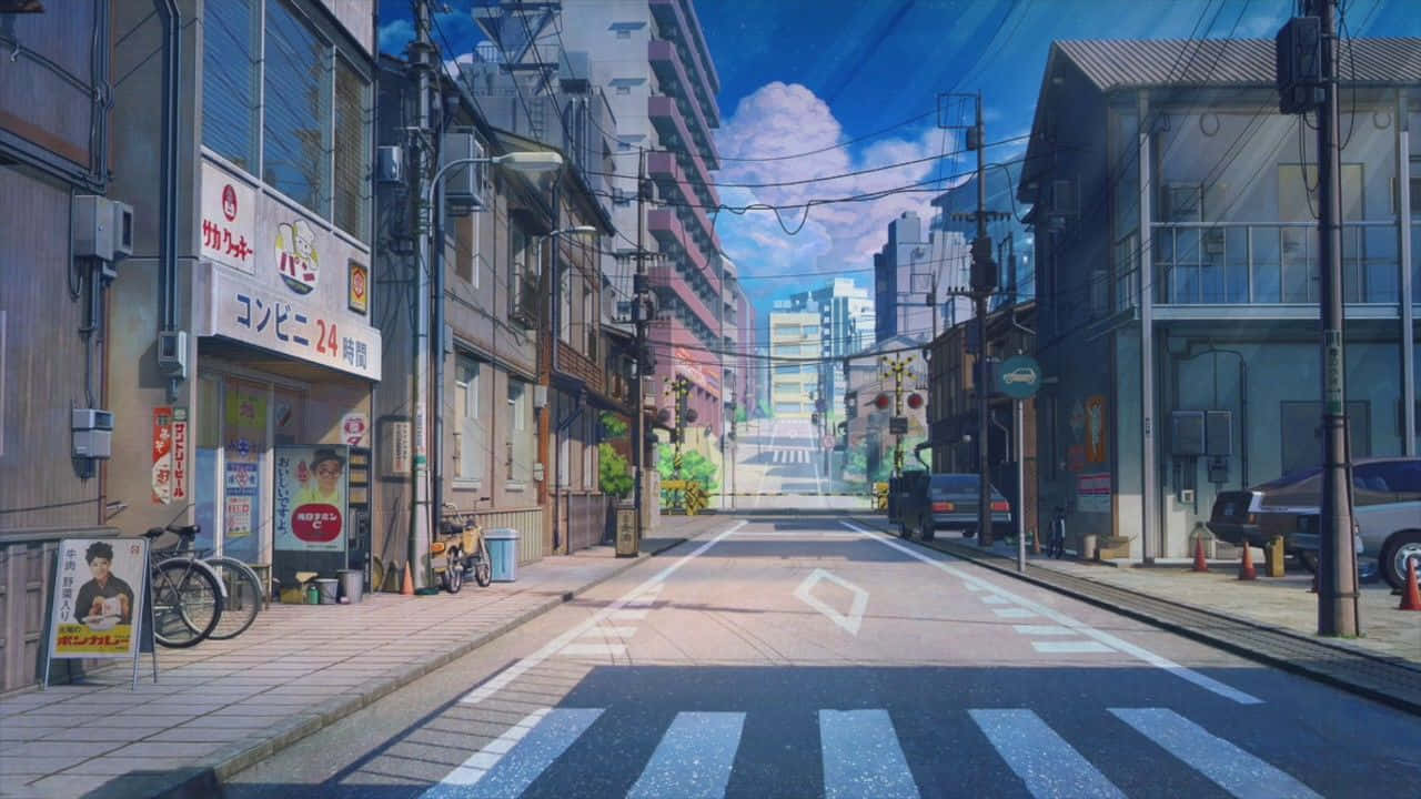 一條寧靜的日本城市街道，在明亮的藍天下有建築物和行人過路處。