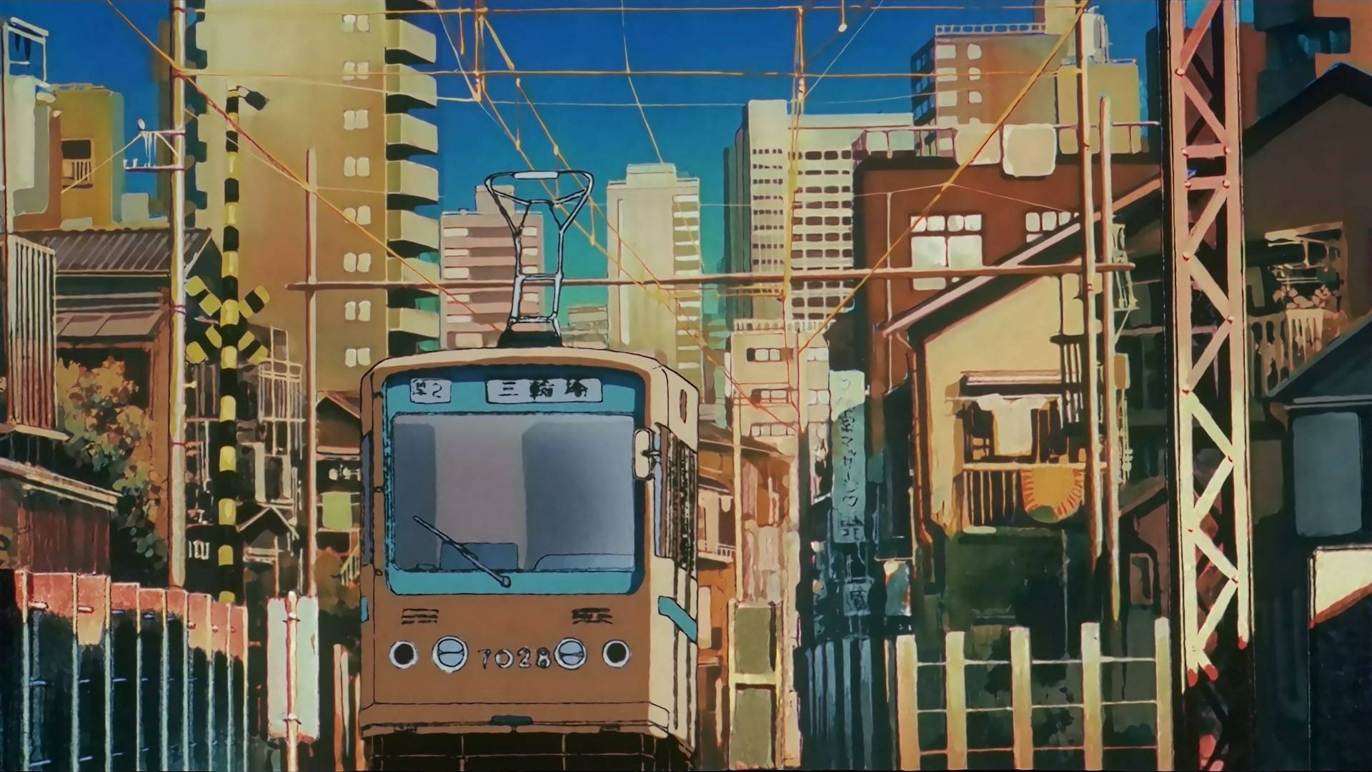 動漫風格城市電車 壁紙 — 一輛復古電車在陽光明媚、密集的城市小巷中行駛，兩旁是色彩繽紛的建築物和架空電線。