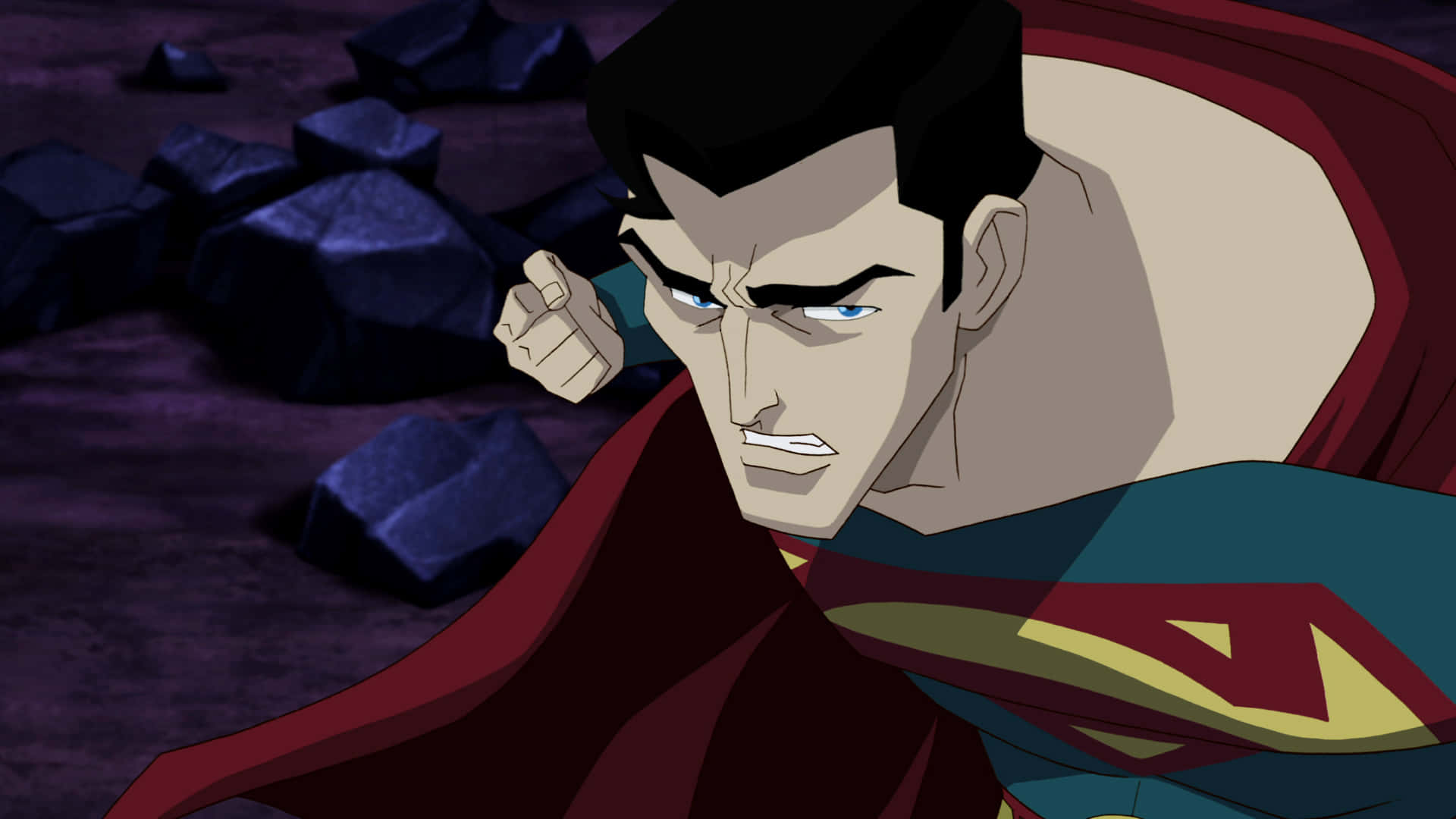 Superman Unbound 桌布 壁紙 — 動漫風格的超人，在黑暗岩石背景下握緊拳頭，表情兇猛。