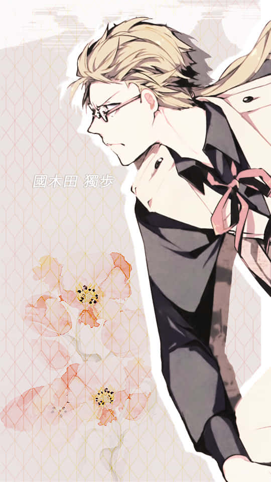 Kunikida 桌布 壁紙 — 動漫風格的金髮男子，戴眼鏡，身穿深色服裝，繫著粉紅色絲帶，背景是柔和的花卉圖案。