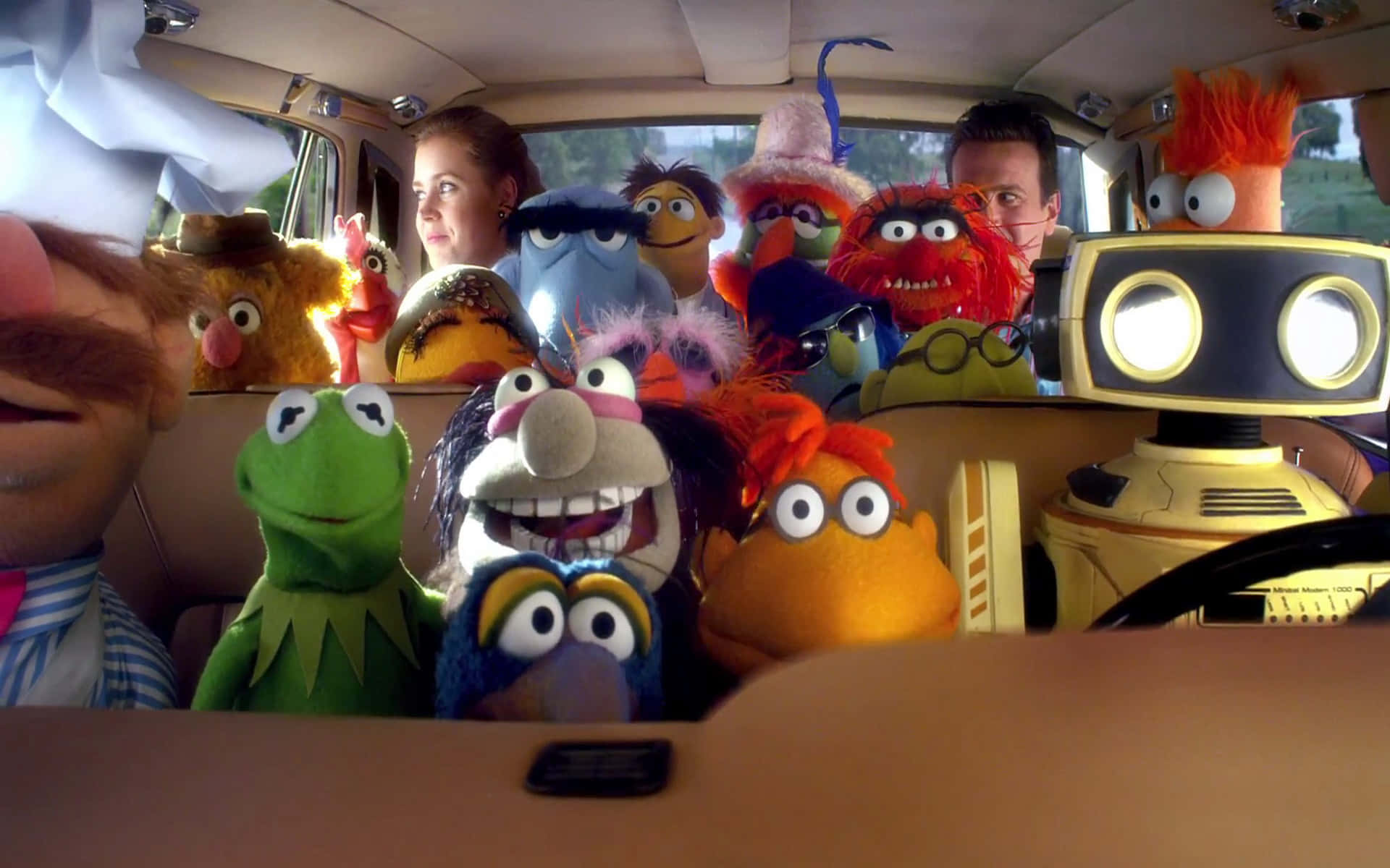 Muppet和人類擠在車裡進行瘋狂的旅程。