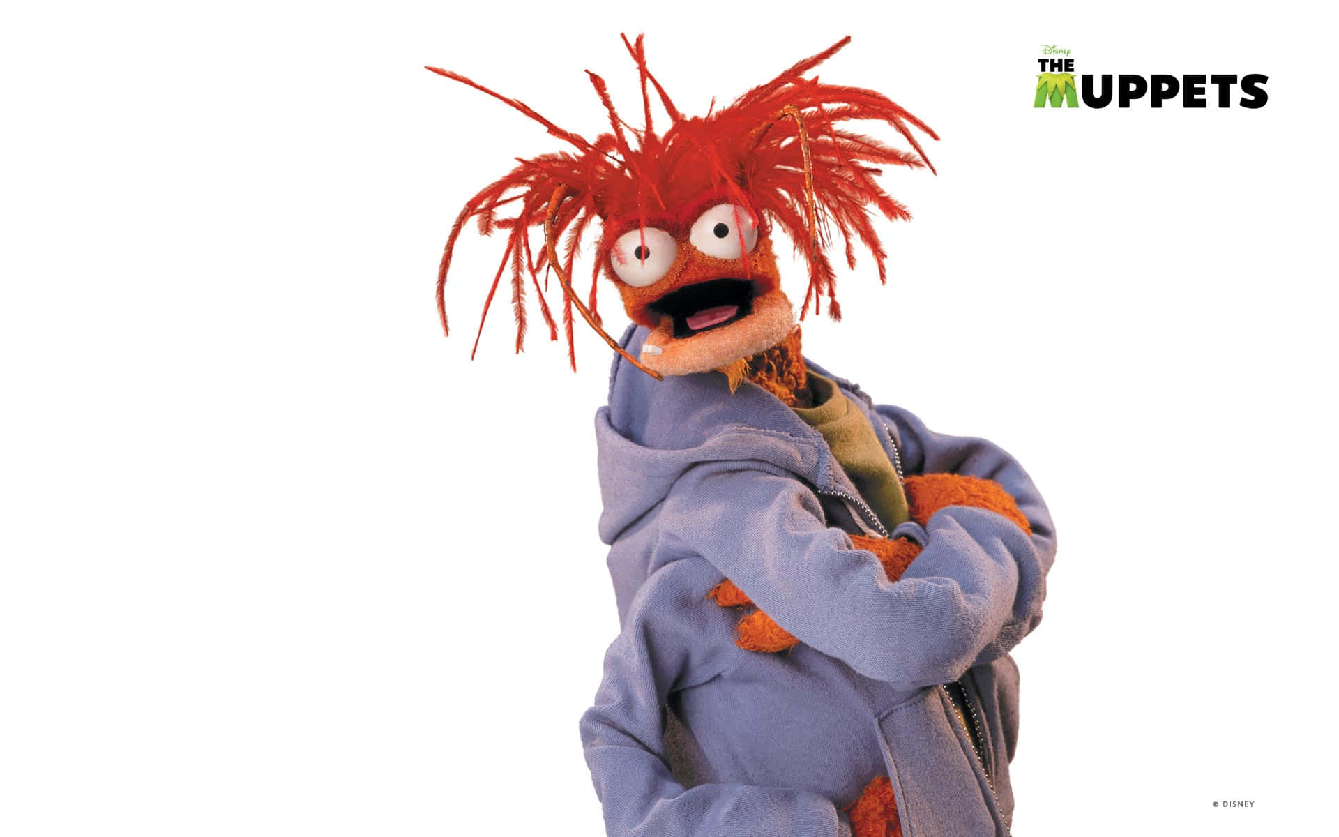 紅髮紫色連帽衫的Muppet角色咧嘴大笑。