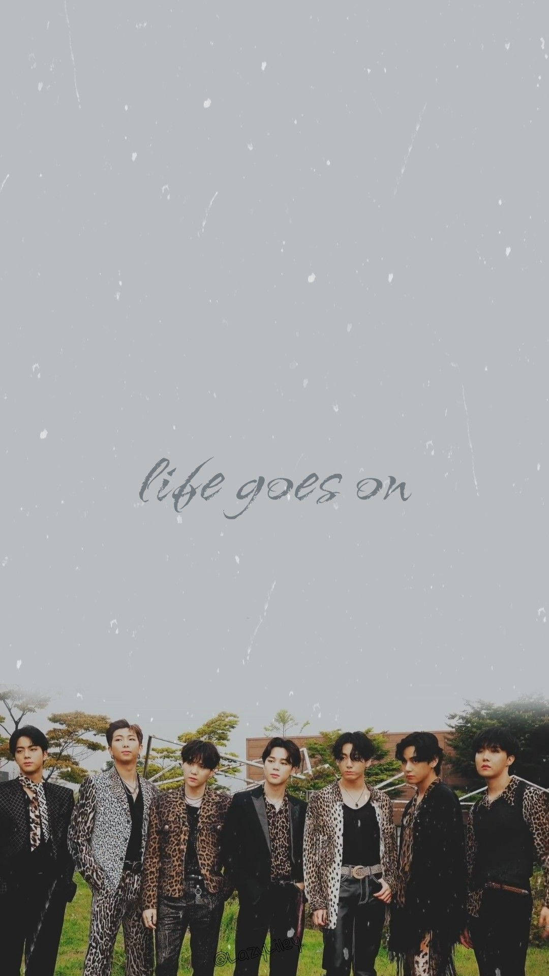 七個穿著豹紋外套的男人站在雨中，並有文字 life goes on。