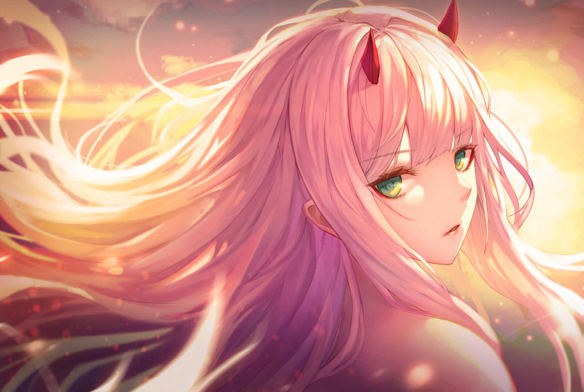 動畫《Darling in the FranXX》中的Zero Two 壁紙 — 一位粉紅色頭髮、紅色角的動漫女孩，在閃爍的夕陽天空下，柔柔地凝視著，頭髮飄逸，粒子閃爍。