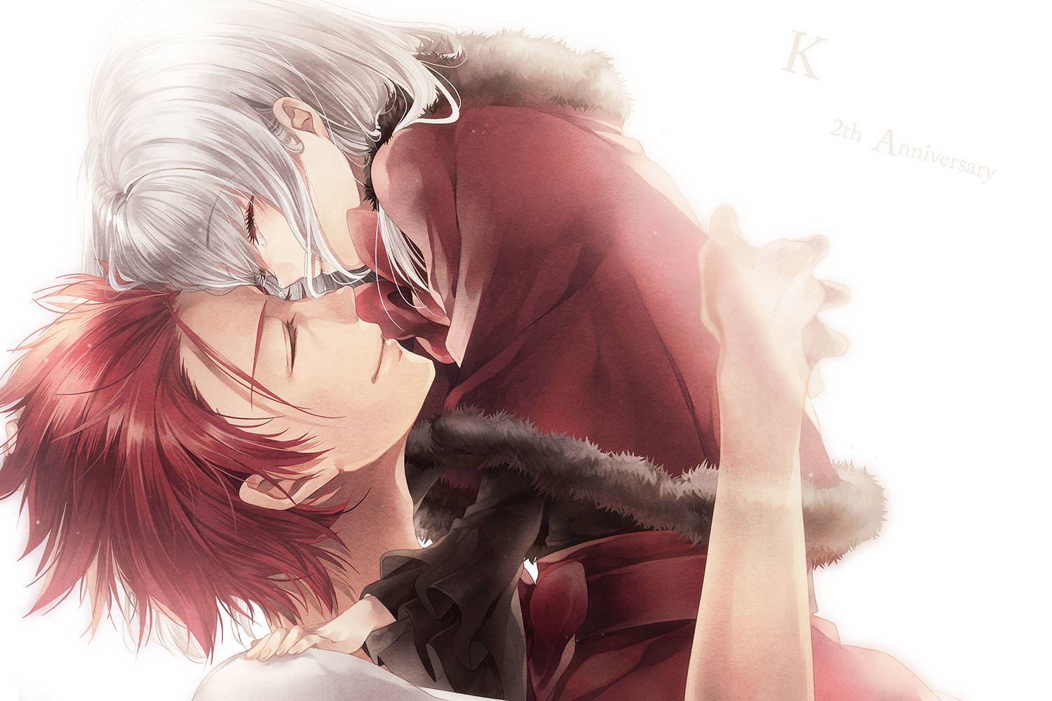 動畫《K》Mikoto 與 Anna 激情互動 壁紙 — 兩個動漫角色溫柔擁抱，一個有銀色頭髮和紅色頭髮，另一個穿著紅色毛邊外套，背景是明亮的白色。