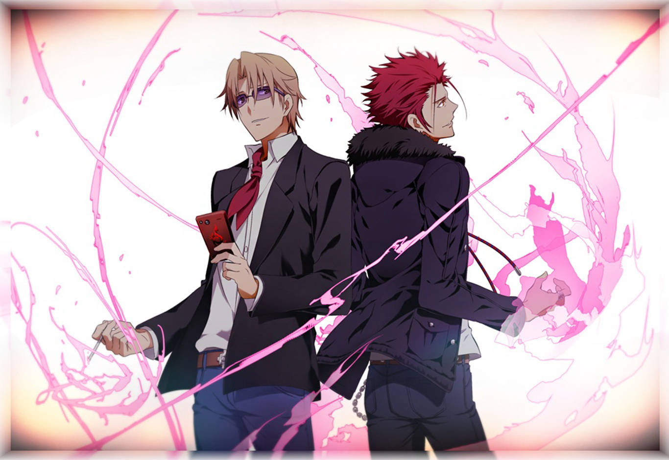 動畫《K》Mikoto 與 Izumo 背對背造型 壁紙 — 兩個動漫男子背對背站立，被旋轉的粉紅色能量包圍，其中一人手持電話。