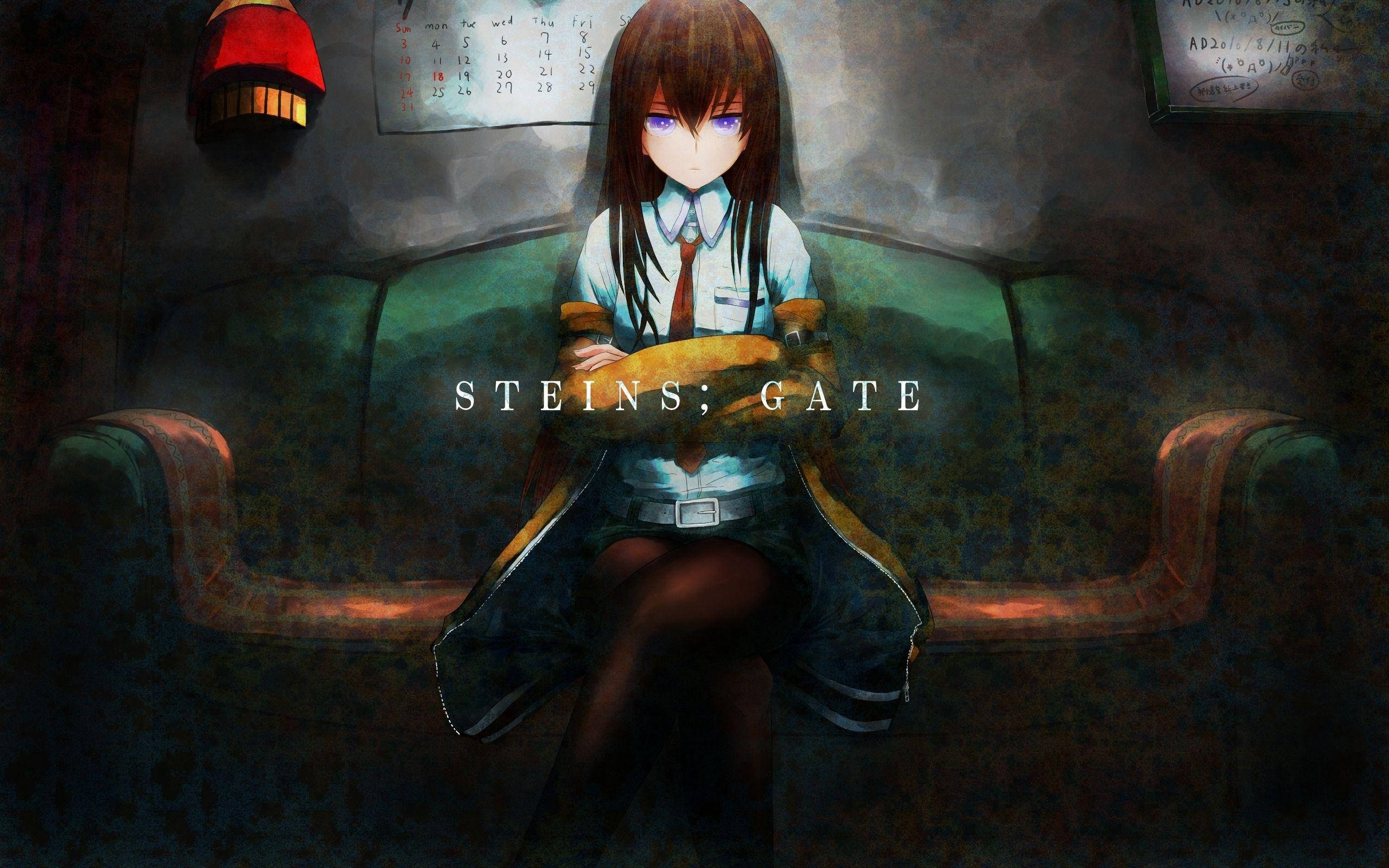 動畫《Steins;Gate》牧瀨紅莉栖 壁紙 — 一個紫眼睛的女孩蜷縮在昏暗房間的破舊沙發上，上方有日曆和紅色燈。