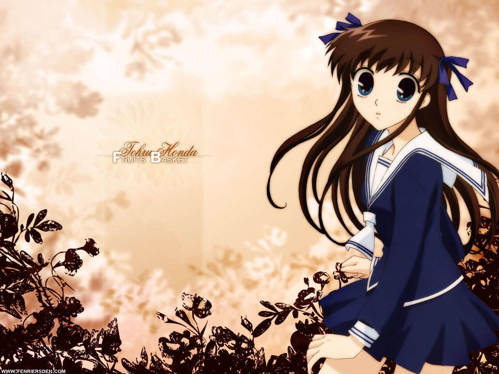 動畫《水果籃子》Tohru Honda 壁紙 — 動畫女孩穿著藍色水手服，長長棕色頭髮和藍色蝴蝶結，站在溫暖米色背景上的深色花卉剪影中。