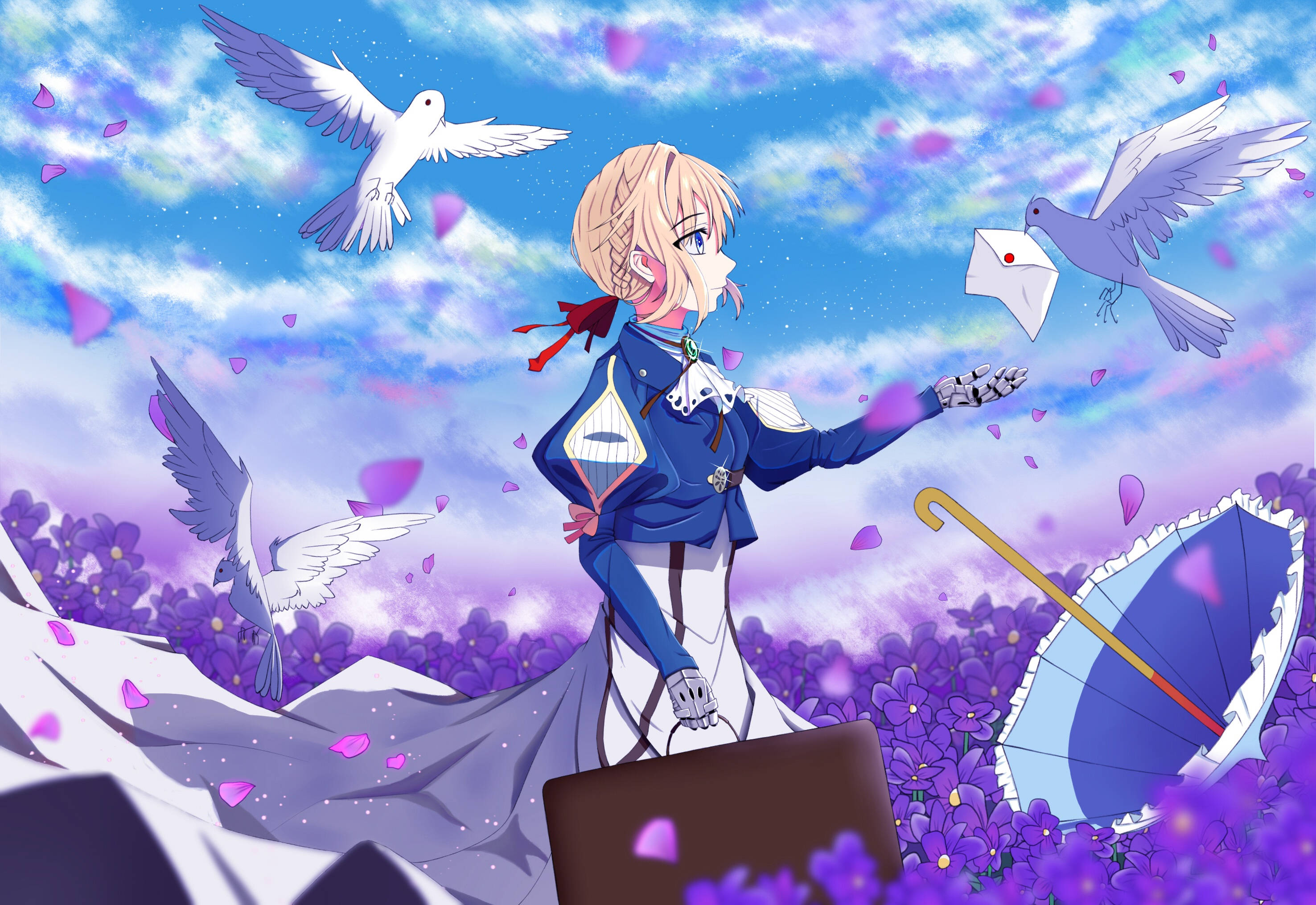動畫《紫羅蘭永恆花園》紫花田收信 壁紙 — 一位金髮動漫女孩穿著藍色制服，站在紫色花田中，白鴿叼著信件在她周圍飛翔。