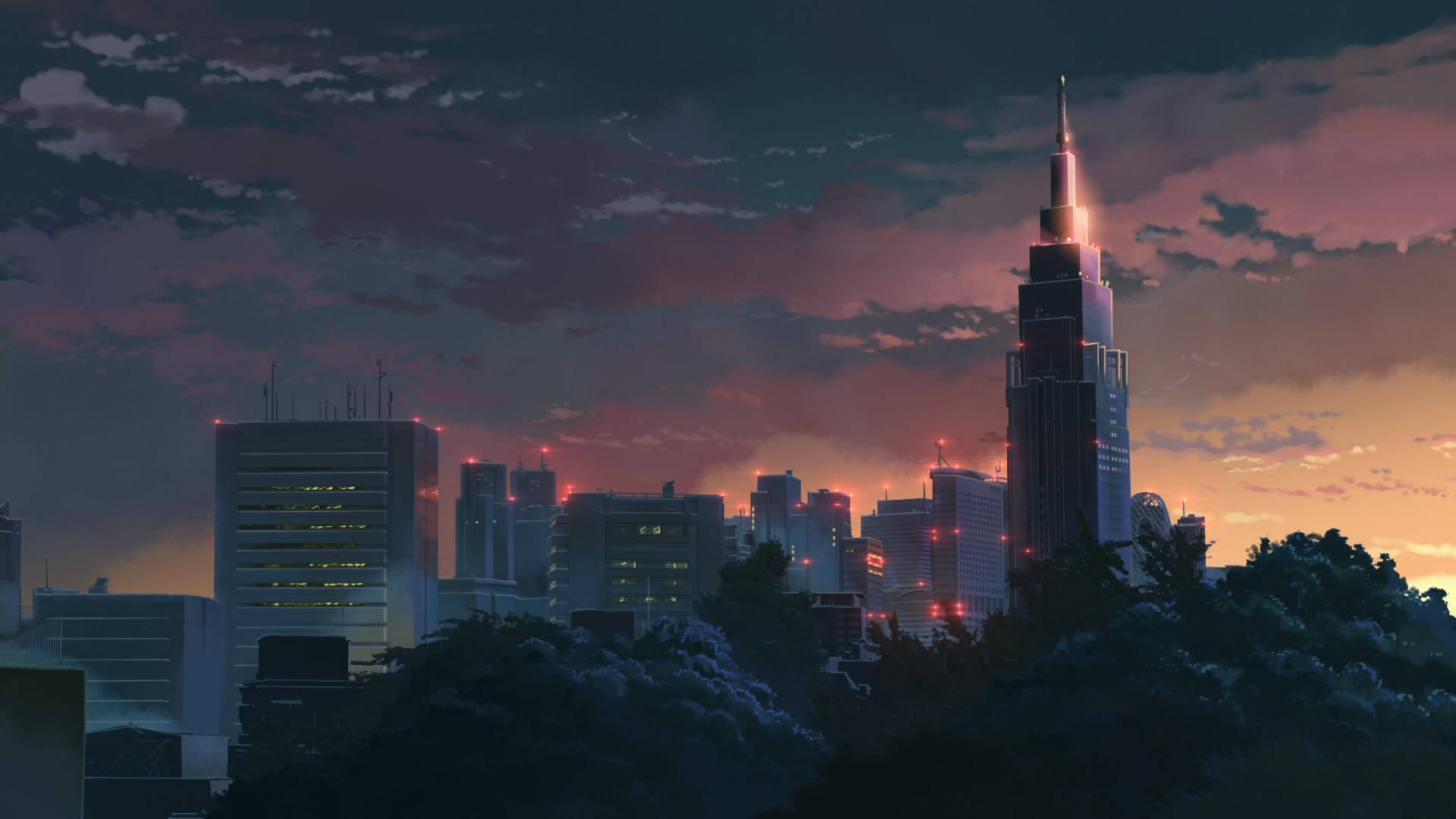 動畫《言葉之庭》東京高樓大廈 壁紙 — 黃昏時分未來主義的城市天際線，閃爍的摩天大樓，深色樹木上方有紫色和橙色的雲彩。