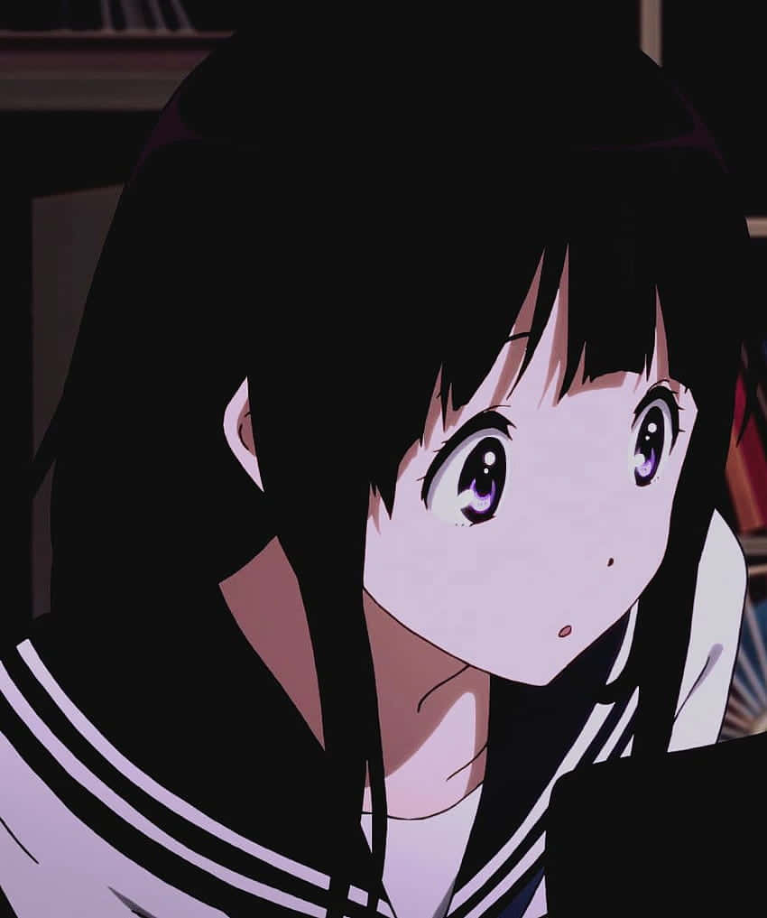 動漫女孩穿著水手服，紫色眼睛在昏暗房間向上看