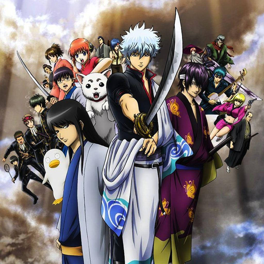 動畫《銀魂》角色群像 壁紙 — 一個動態的動漫團體，由武士和戰士組成，手持刀劍，帶著古怪的寵物，背景是暴風雨的天空。