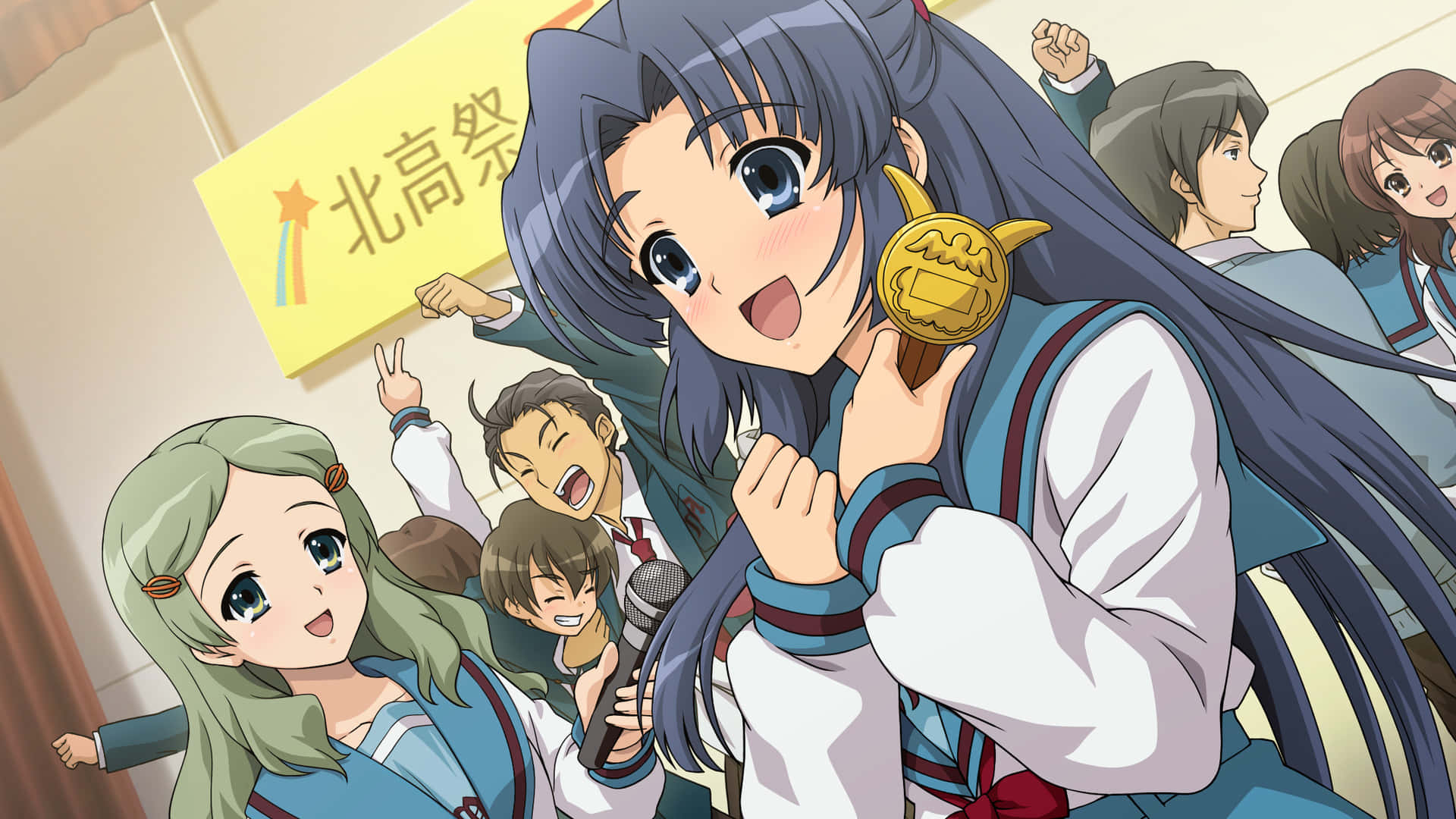 Ryoko Asakura 桌布 壁紙 — 動畫中的女學生穿著校服，在節日活動中興奮地歡呼，手持獎盃和麥克風。