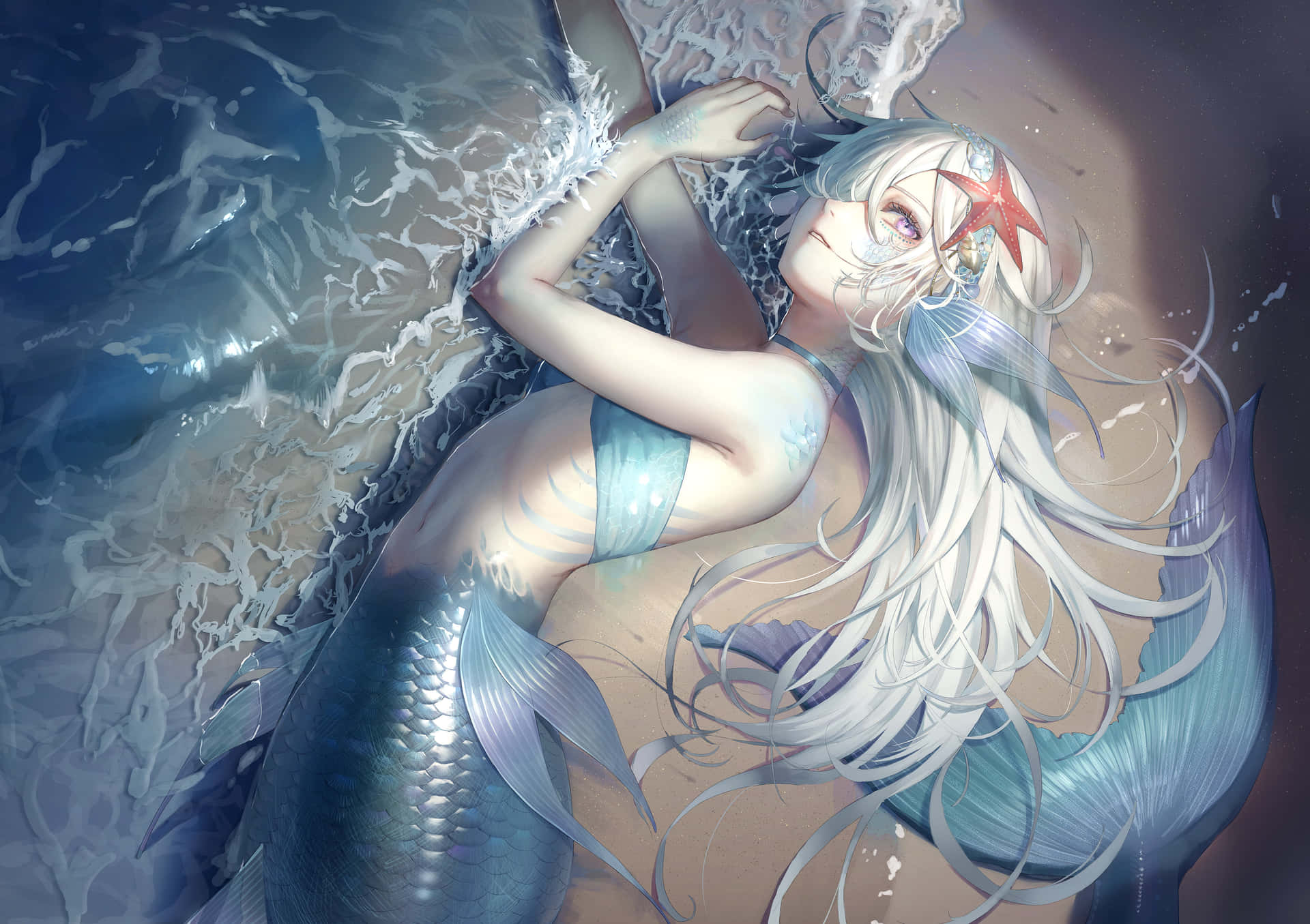 動畫人魚精靈色彩圖 壁紙 — 一位銀色頭髮、戴著海星髮夾的寧靜動漫美人魚躺在沙灘上，溫柔的海浪在她周圍濺起水花。