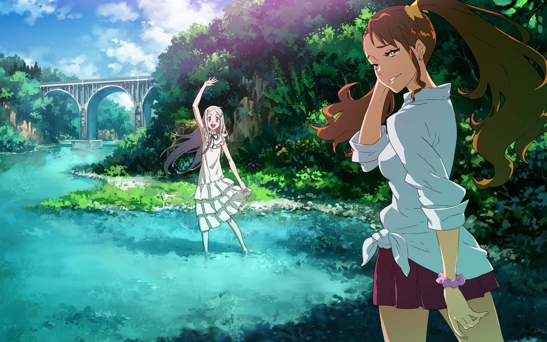 動畫公園《Anohana》背景 壁紙 — 兩個動漫女孩在碧綠的河邊，一個快樂地跳舞，另一個在附近微笑，明亮的藍天下遠處有一座石橋。