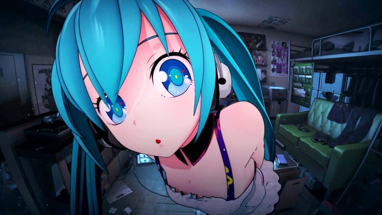 藍髮動漫女孩戴著耳機在雜亂的房間中。