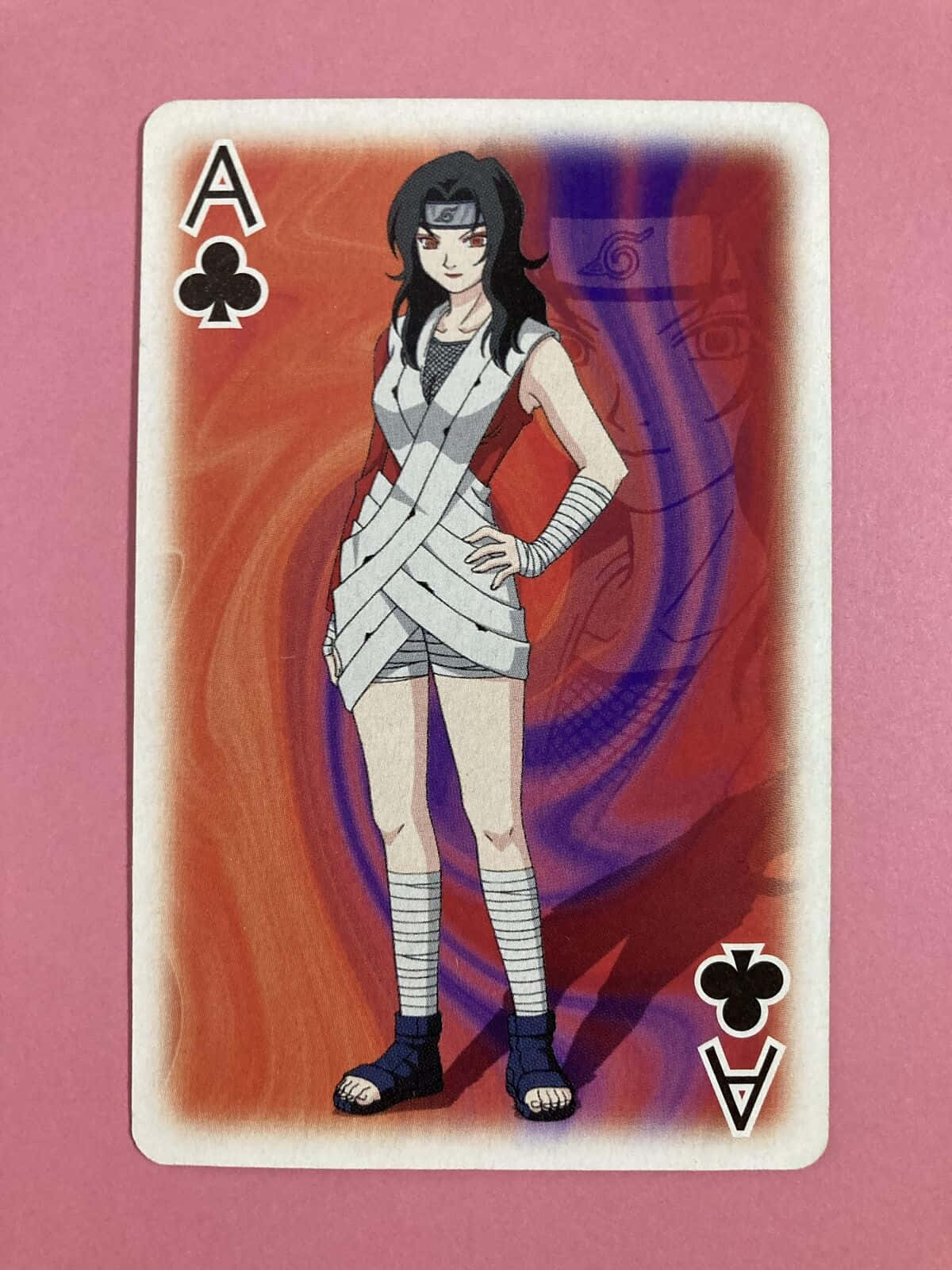 Kurenai Yuhi 桌布 壁紙 — 動畫卡牌，特色是白色繃帶的女忍者，背景是粉紅色背景上的火紅和紫色漩渦。