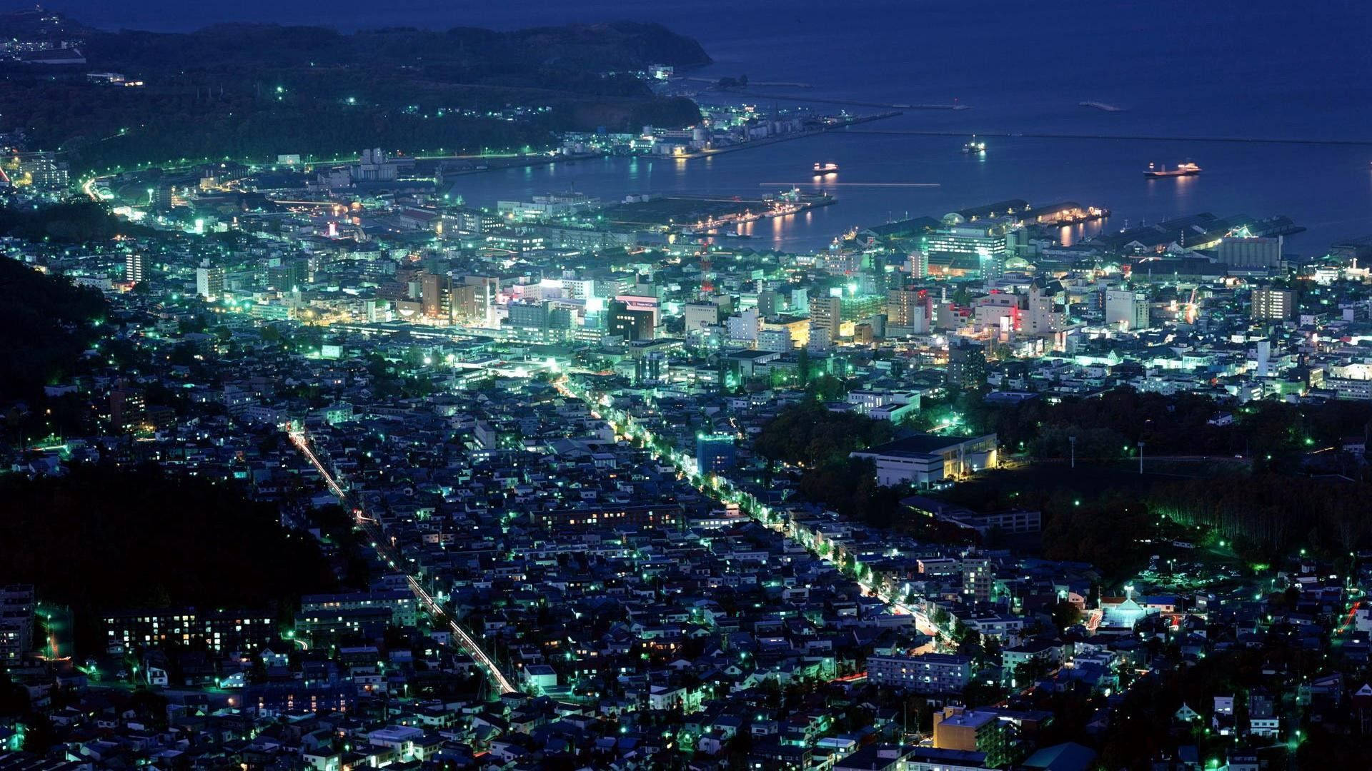 從山坡上看到的沿海城市夜景燈光。