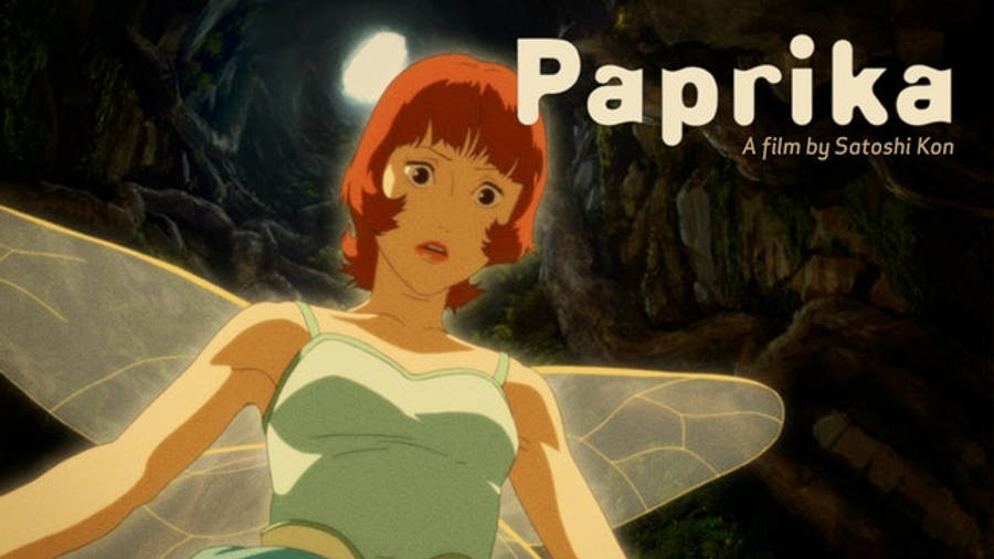 動畫大師：傳奇導演 Satoshi Kon 壁紙 — 一個紅髮動漫女孩，擁有半透明翅膀，坐在黑暗洞穴中，上方有發光的月亮。