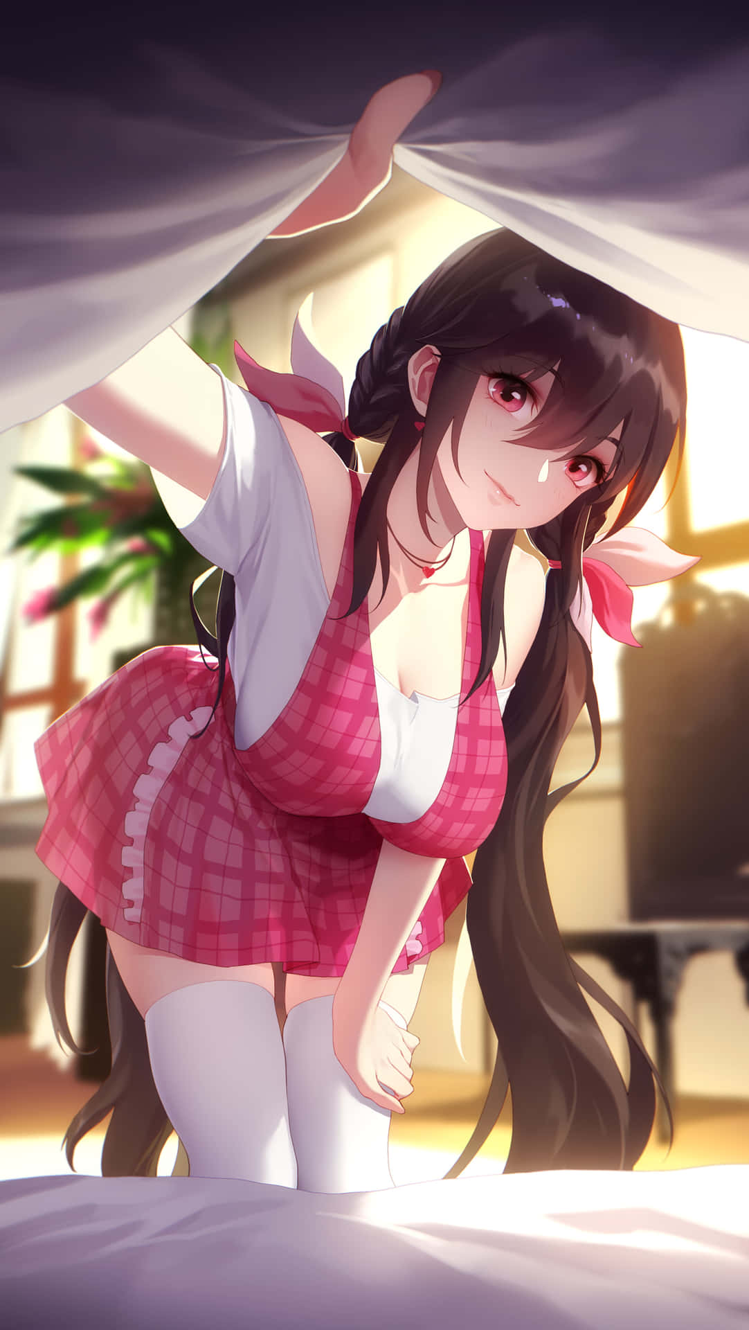 動畫女僕頭像 壁紙 — 一個開心的動漫女孩穿著粉紅色格仔女僕裝，從床單下探出頭來，眼睛明亮，笑容燦爛。