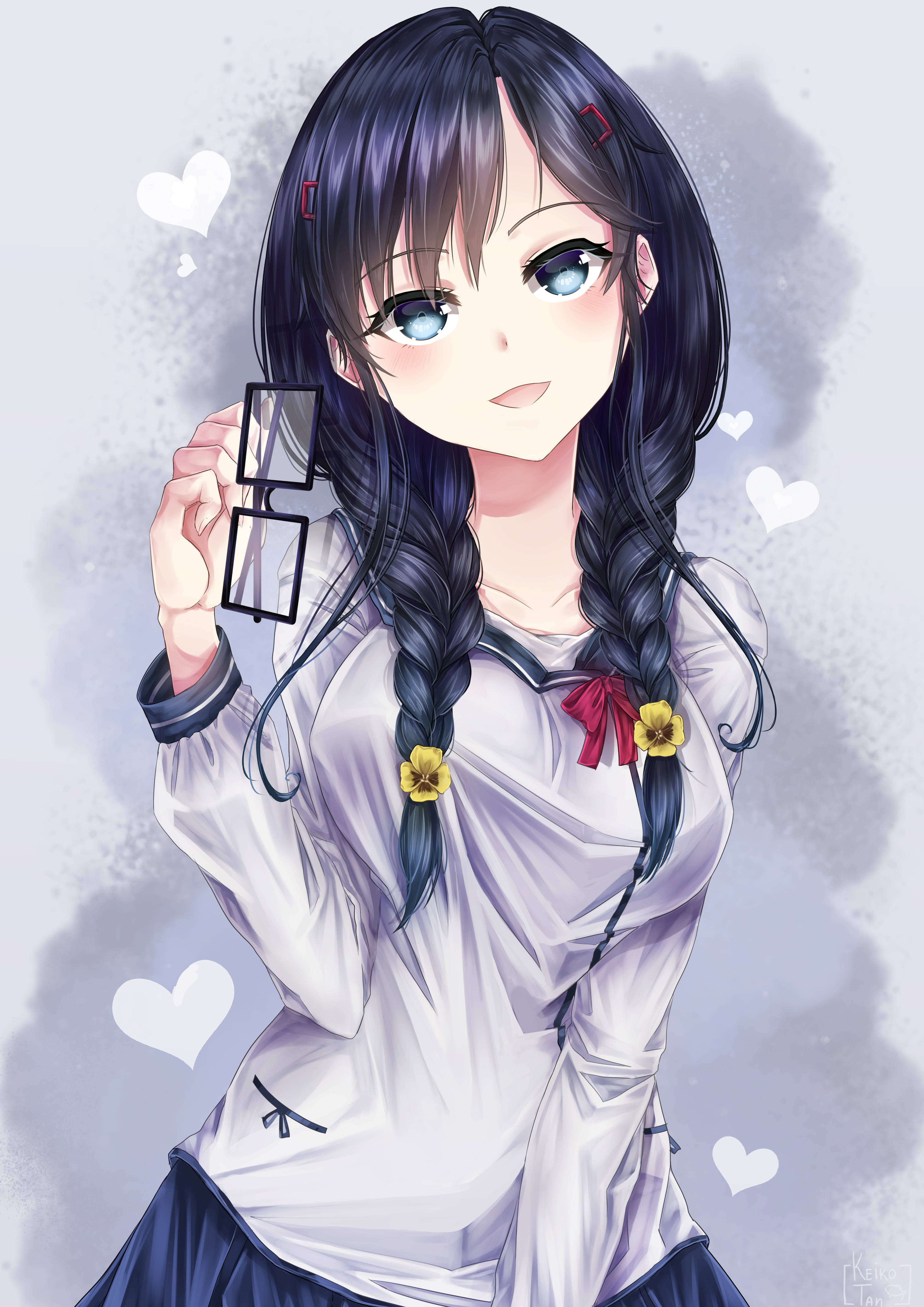 動漫女孩 桌布 壁紙 — 動畫女孩，深色辮子頭髮，藍色眼睛，拿著眼鏡，周圍漂浮著心形。
