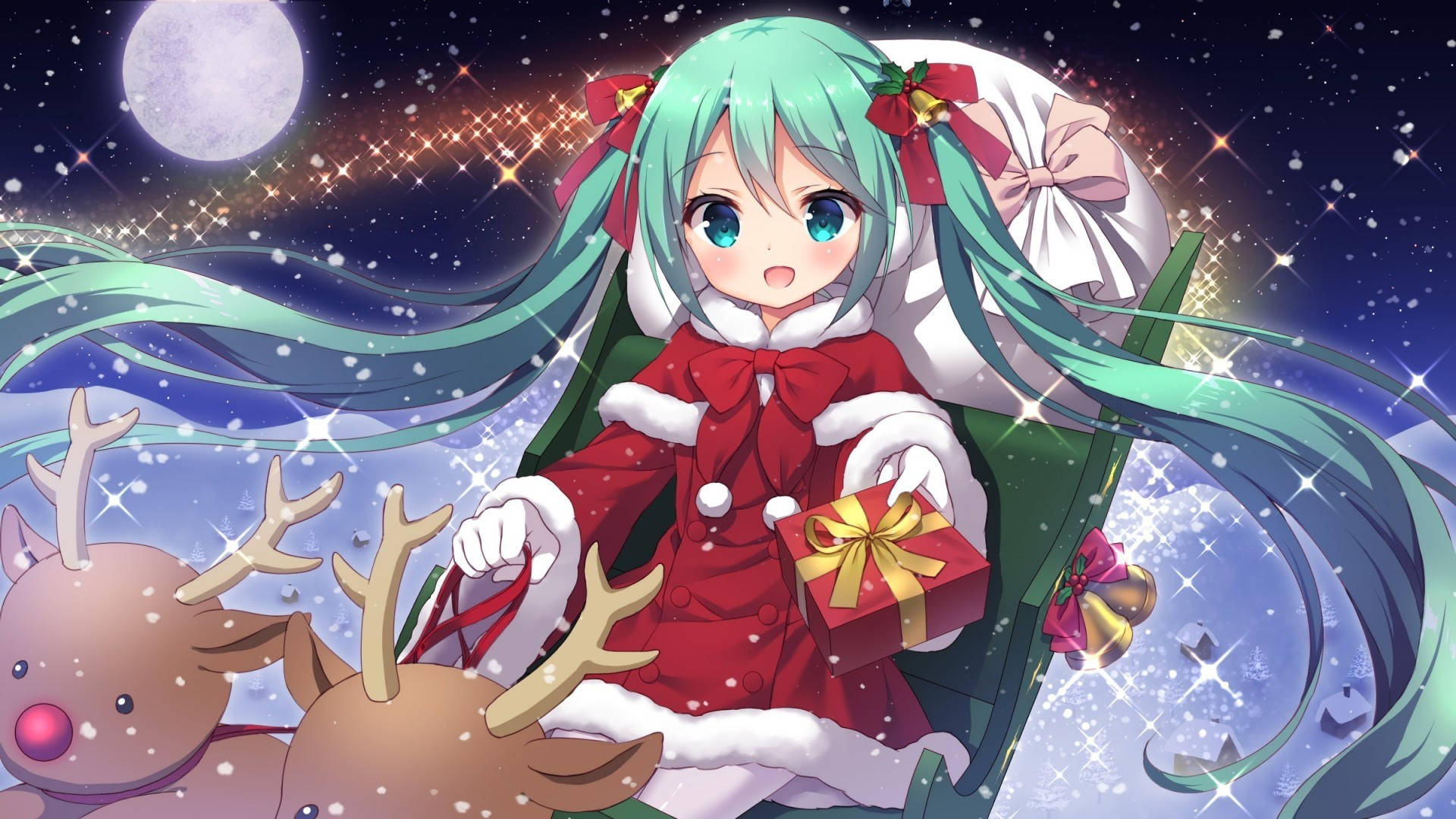 Anime Christmas Chibi Miku With Reindeers 壁紙 — 動畫女孩，青綠色頭髮，穿著紅色聖誕老人服裝，在雪月夜空下乘坐馴鹿雪橇，手持禮物。