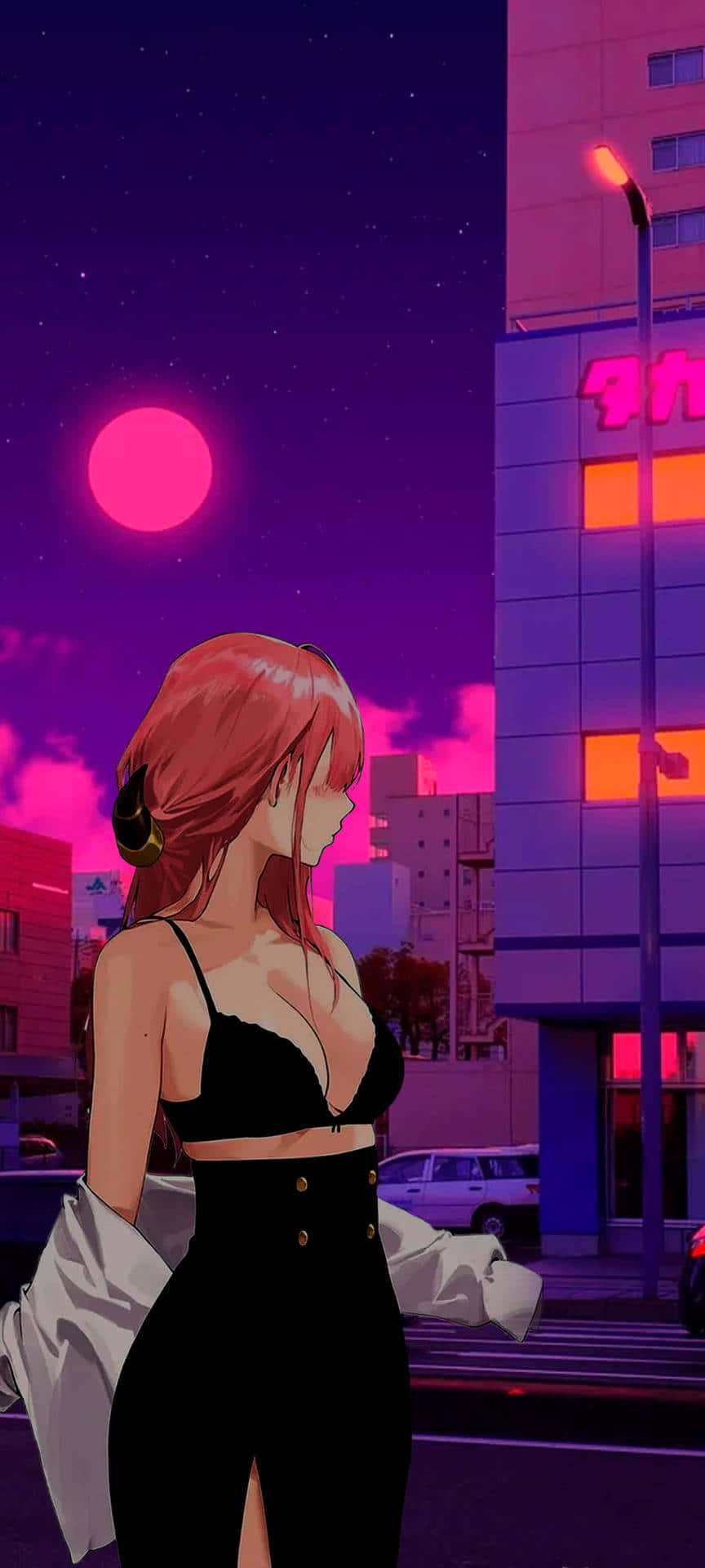 穿著黑色服裝的動漫女孩在夜晚粉紅色月亮下的霓虹燈城市街道上。