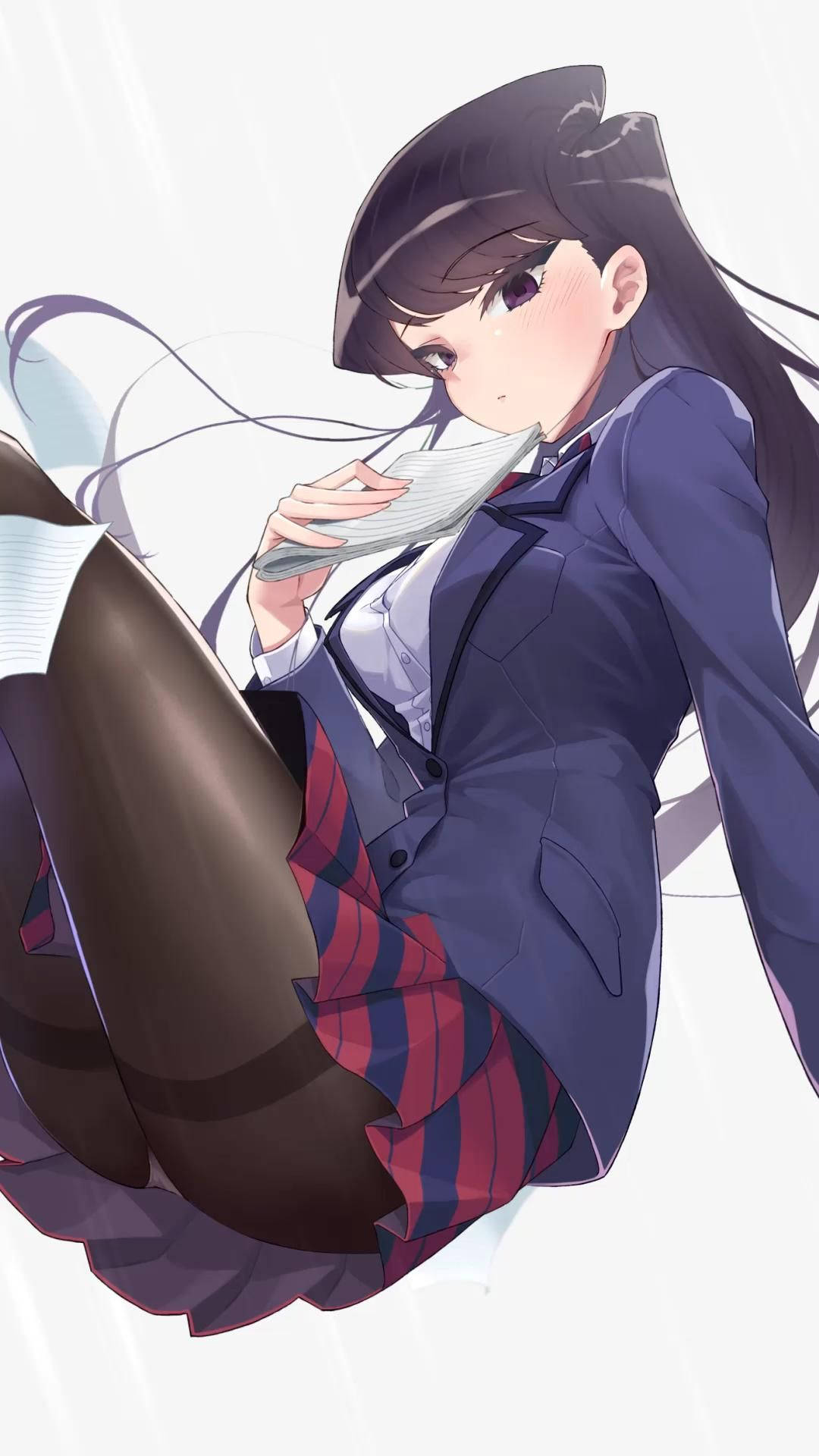 動漫女孩 桌布 壁紙 — 動畫女學生穿著校服，在明亮的白色背景下，風吹動她的頭髮，她正從杯子裡啜飲。