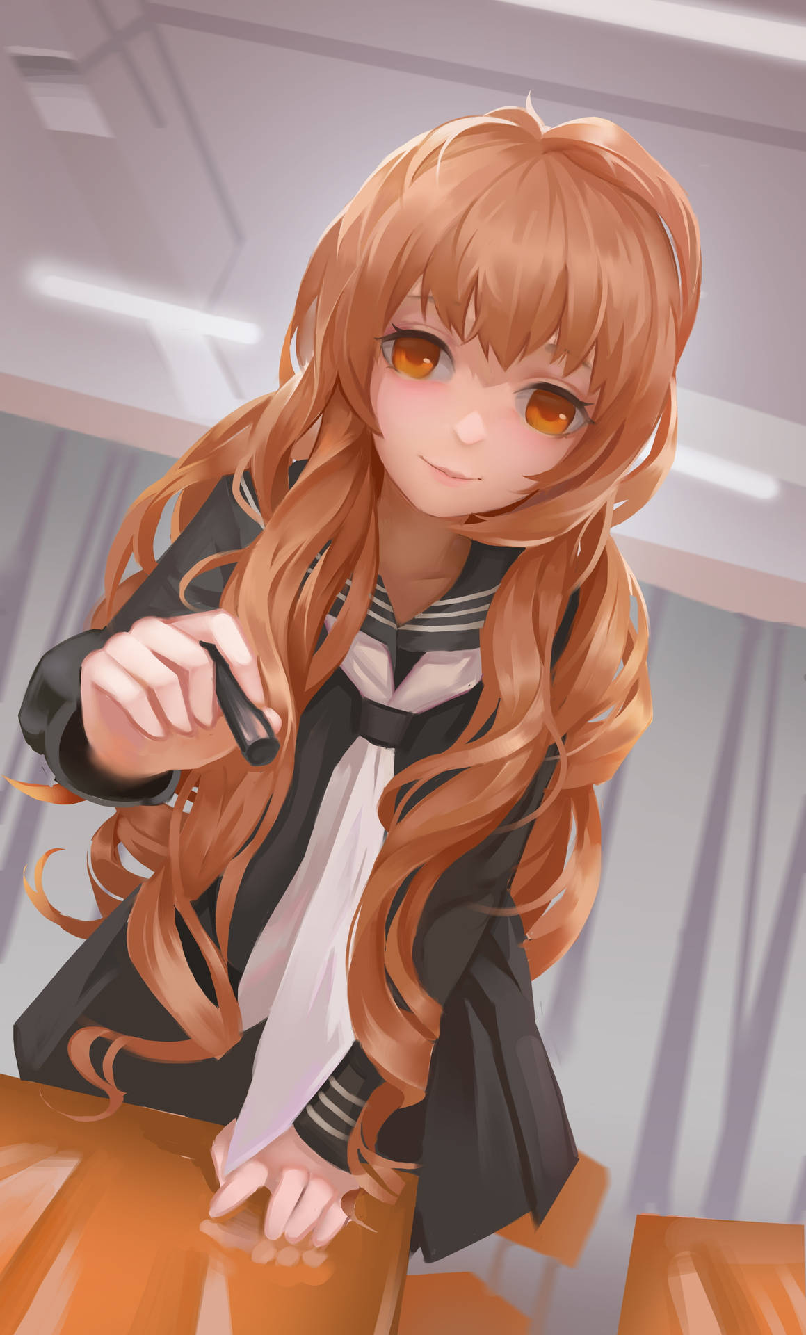 橙色頭髮的動漫女孩穿著校服微笑著拿著筆。