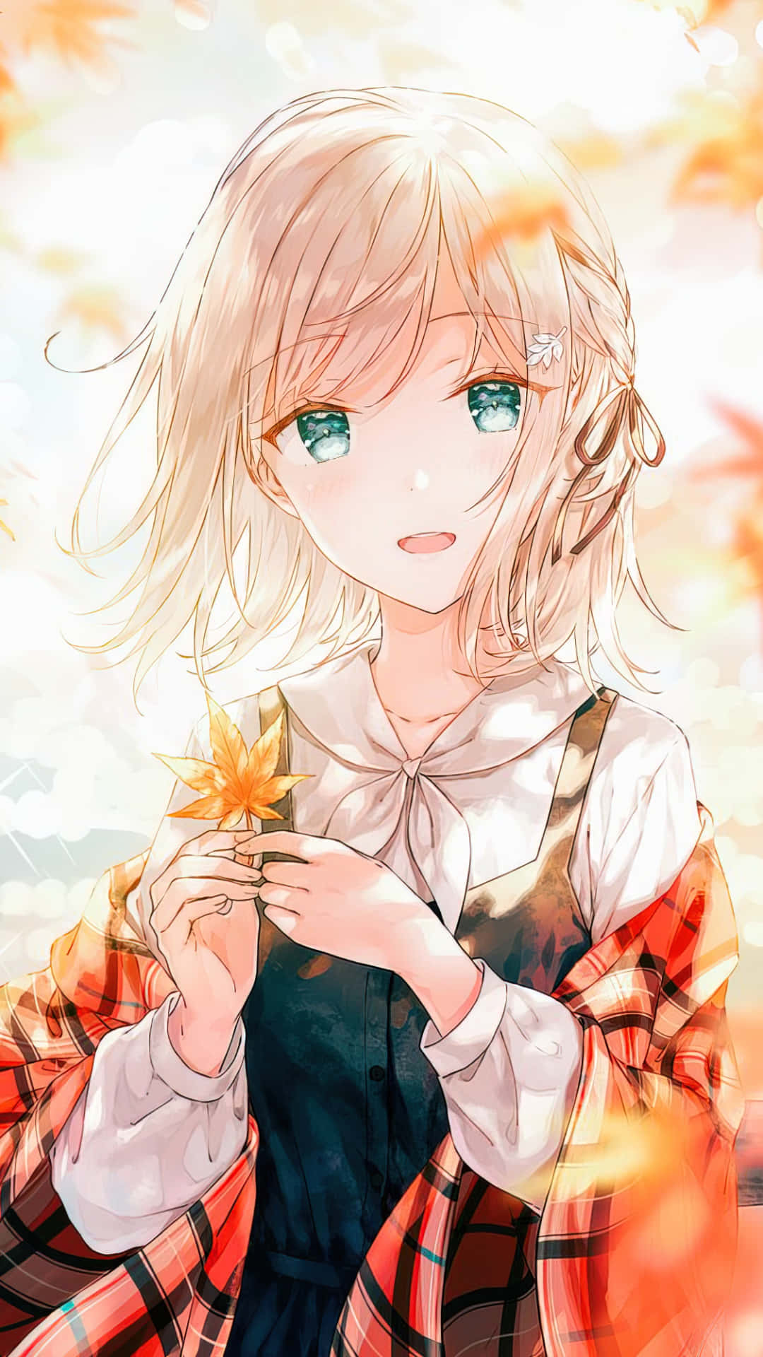 動畫少女手持楓葉秋日 壁紙 — 一位溫柔的動漫女孩，金髮藍眼，在溫暖的秋日背景下手持楓葉。